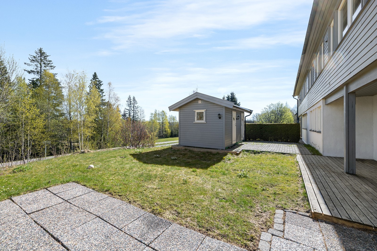 Du har hele 114 m² boltreplass i 1. etasje, samt 34 m² i underetasjen, noe som gir fantastiske muligheter for flere sittegrupper, grillplass og beplantning. Galleribilde