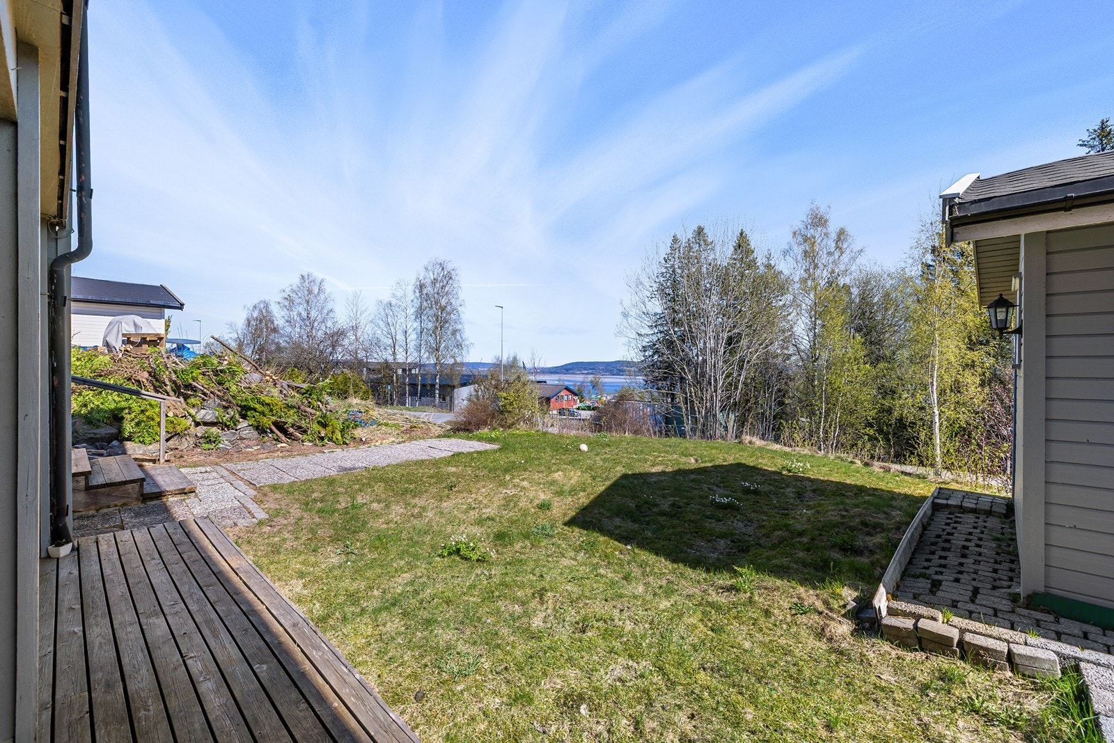 Fine uteområder med hage, og store terrasseflater. Galleribilde
