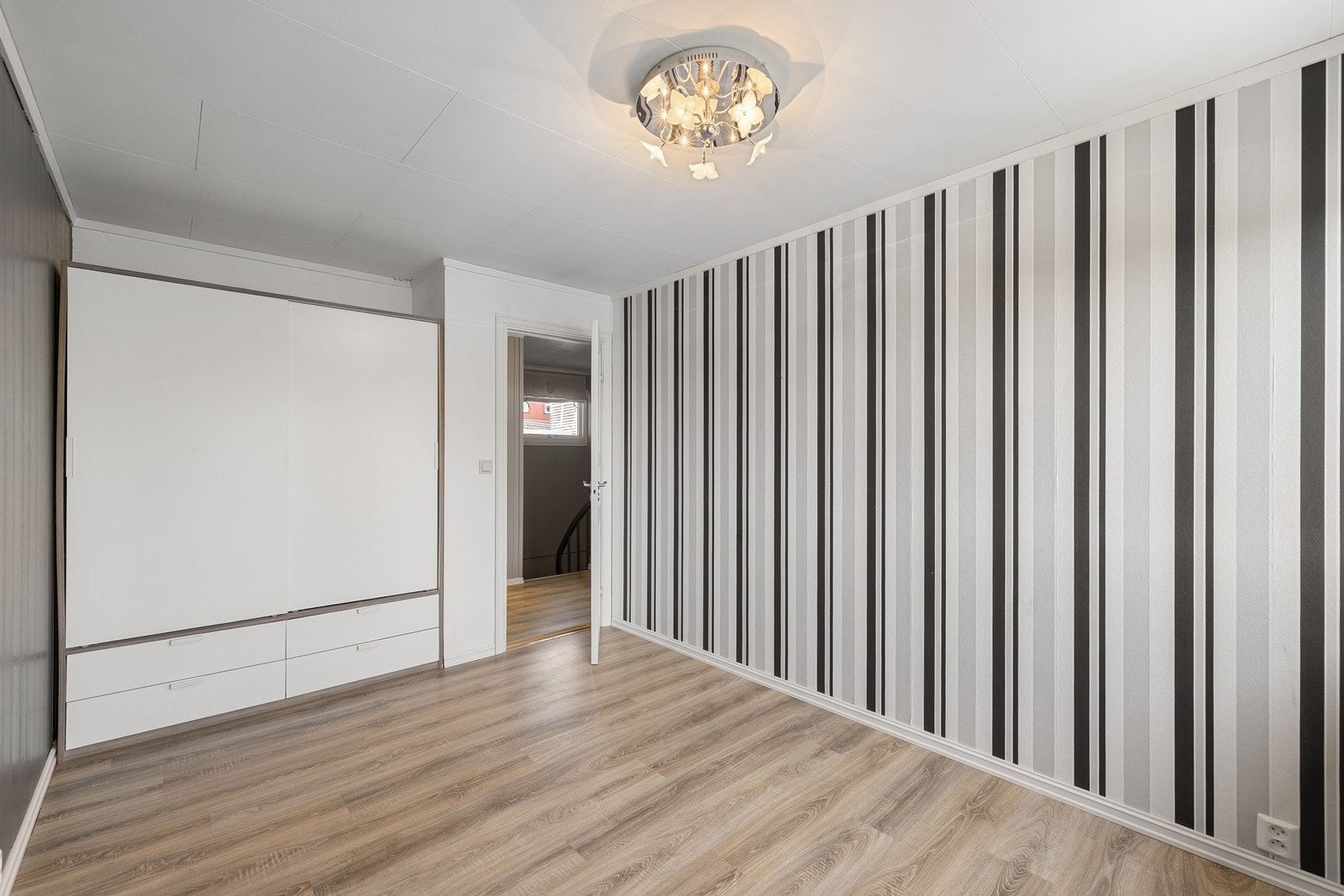 Rommet har god plass for oppbevaringsløsninger. Galleribilde