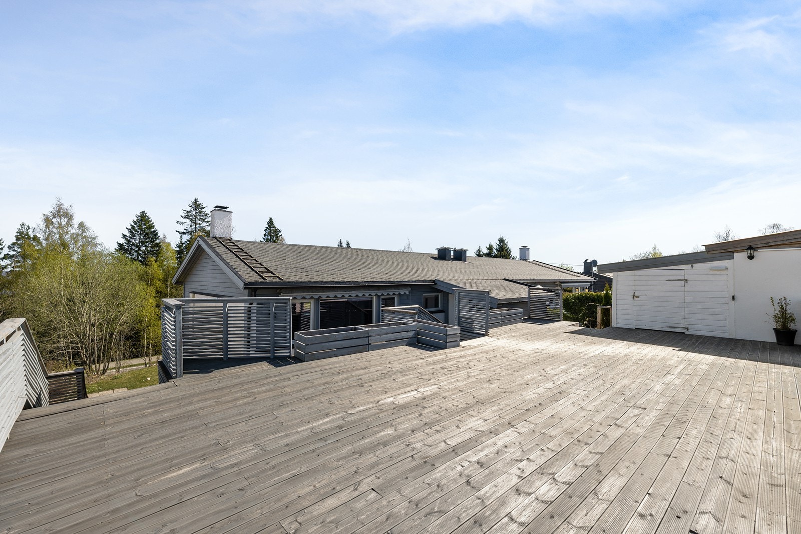 Denne lyse og trivelige halvparten av en tomannsbolig har en praktisk planløsning med god plass til hele familien! Galleribilde