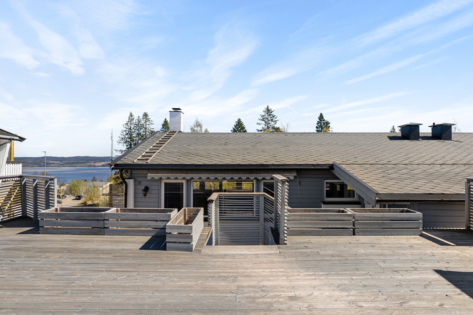 Fra uteområdet er det hyggelig utsikt mot Øyeren, og det er bebygde plantekasser på terrassen. Galleribilde