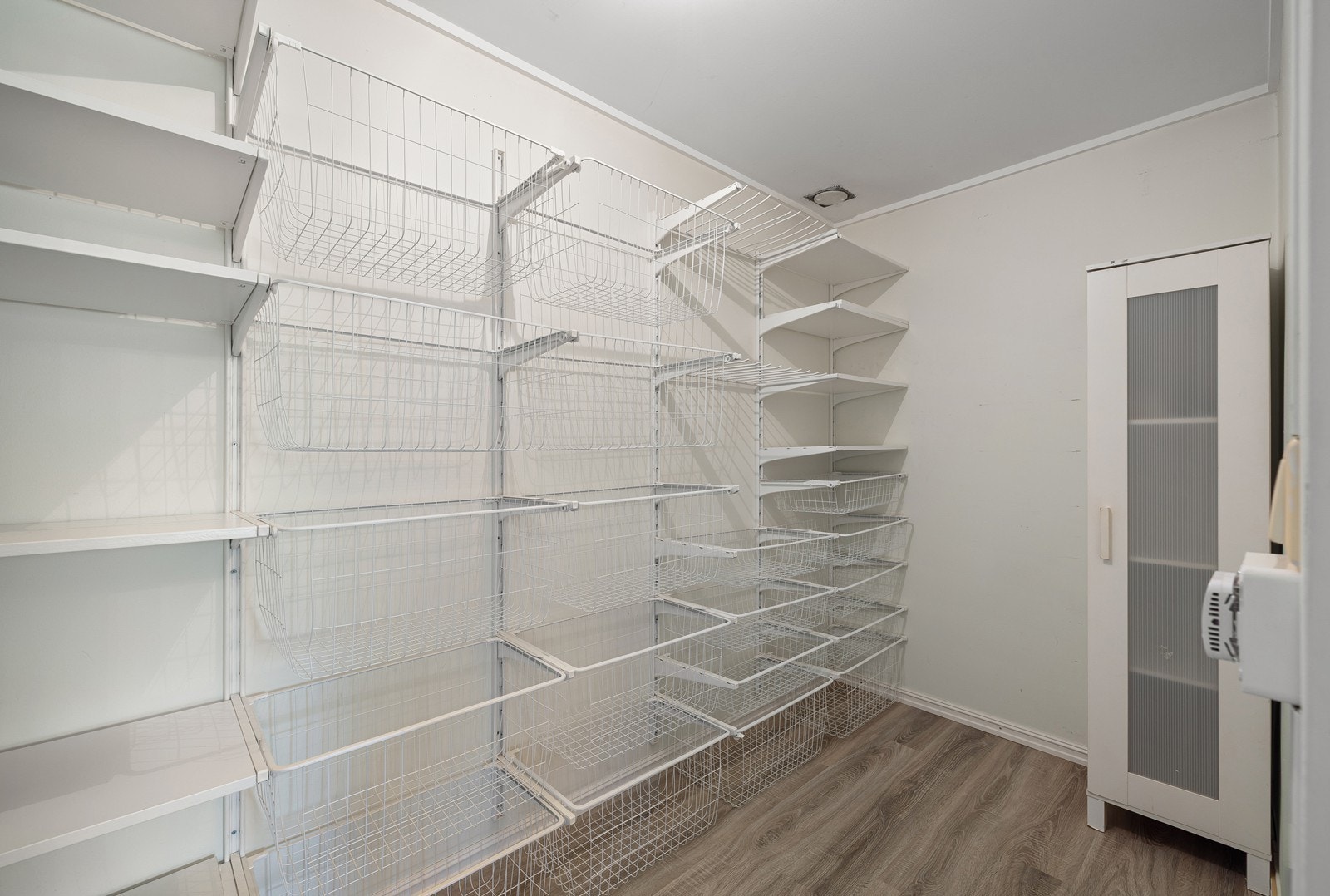 Bod med vegghengt garderobesystem. Galleribilde