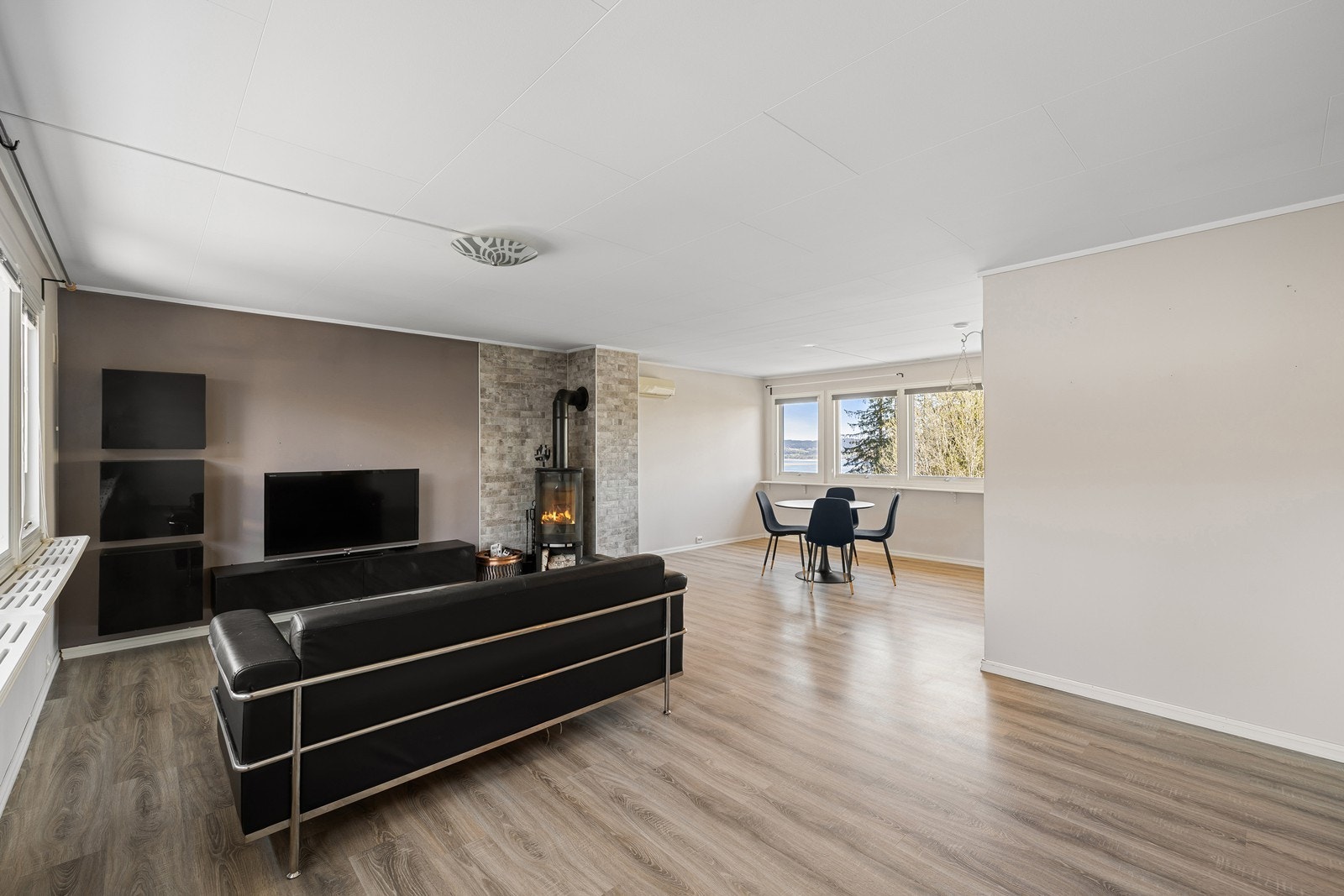 Stuen er lys og romslig med god plass til både sofagruppe og TV-møbler. Galleribilde