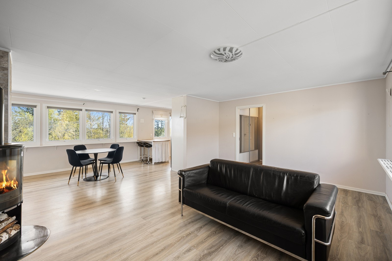 Stuen er lys og romslig med god plass til både sofagruppe og TV-møbler. Galleribilde