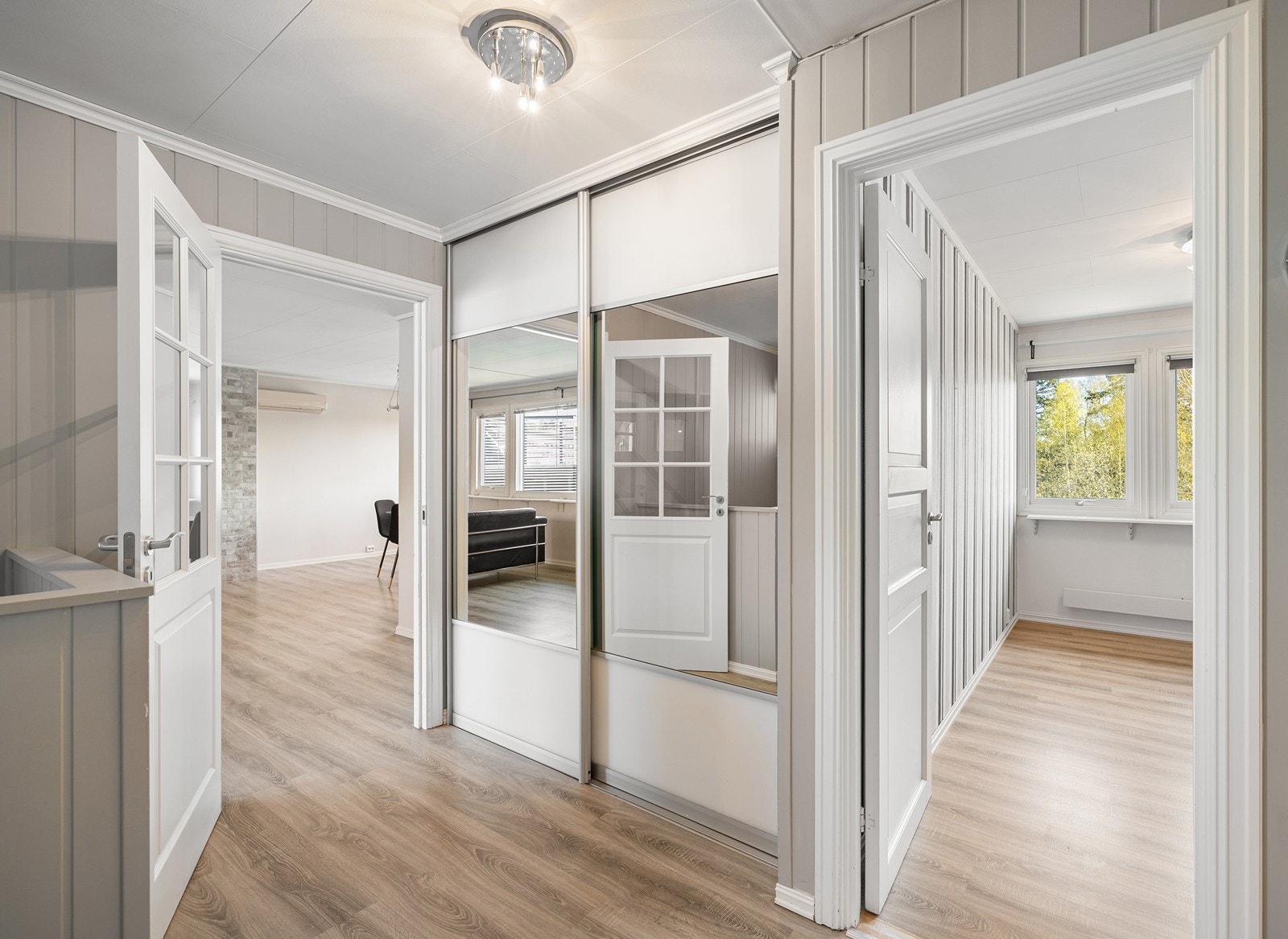 Skyvedørsgarderobe med plass for lagring, praktisk plassert i gangen! Galleribilde