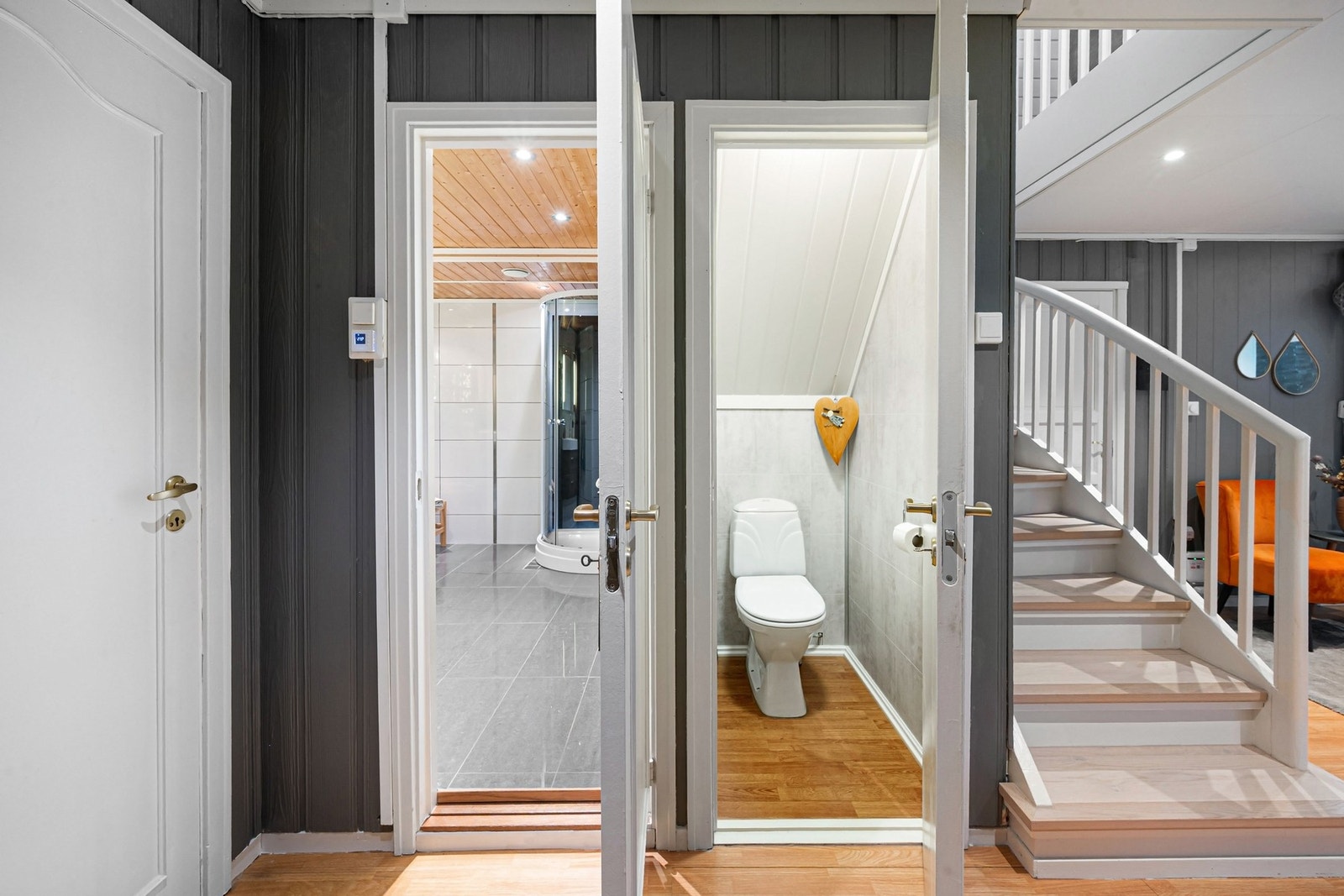 Praktisk toalettrom i vegg med badet. Galleribilde