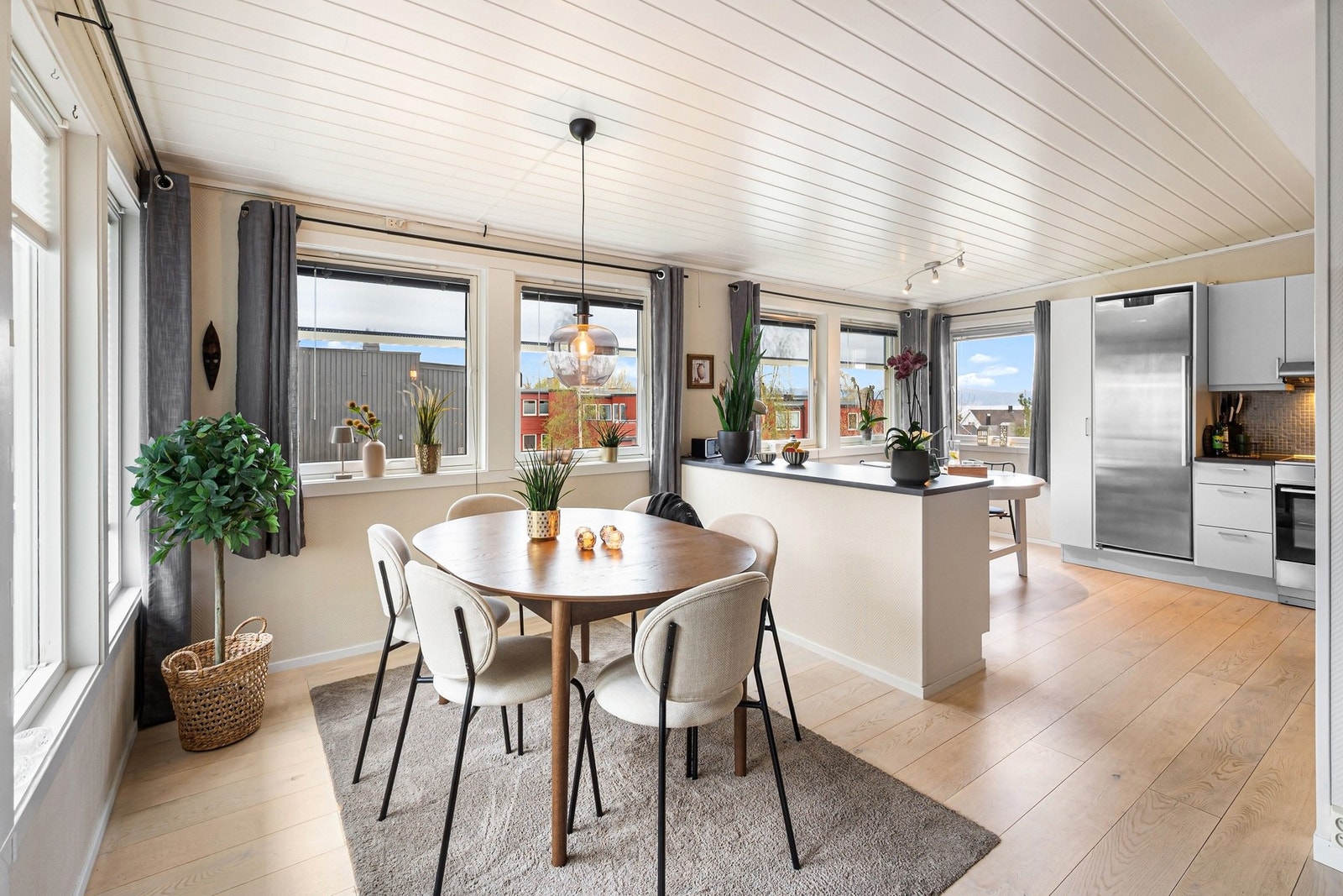 Ved kjøkkenet har man god plass til flere spiseområder. Galleribilde
