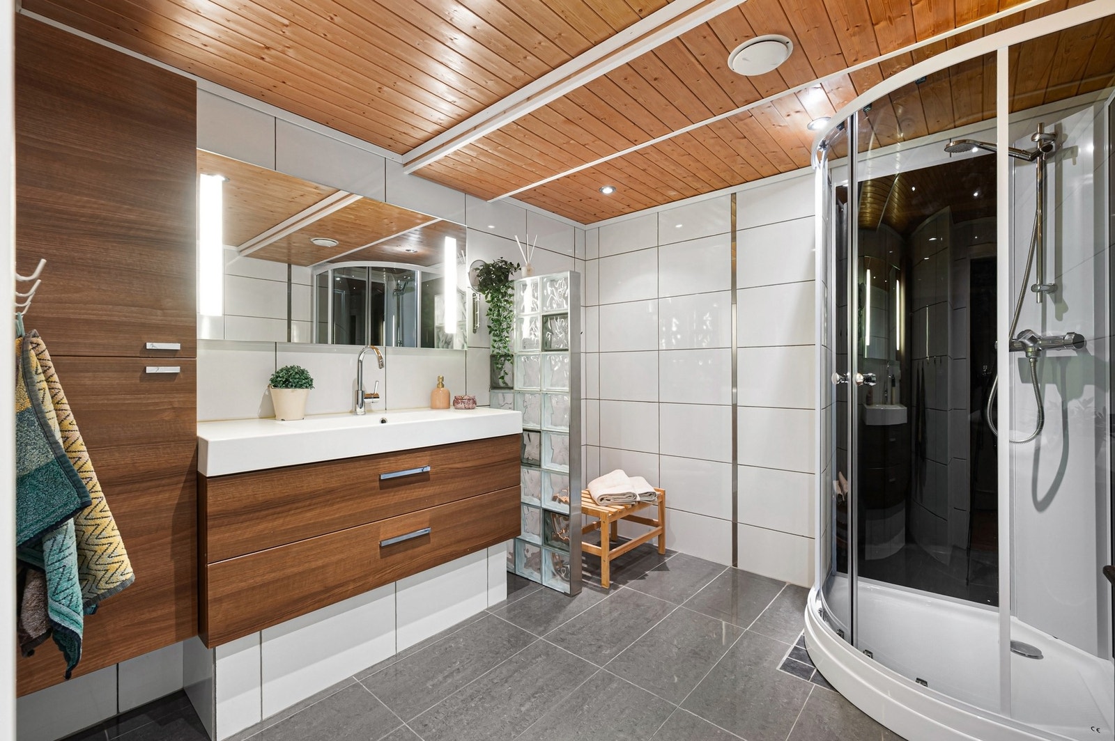 Pent flislagt bad på 6,9m² med alt man trenger. Galleribilde