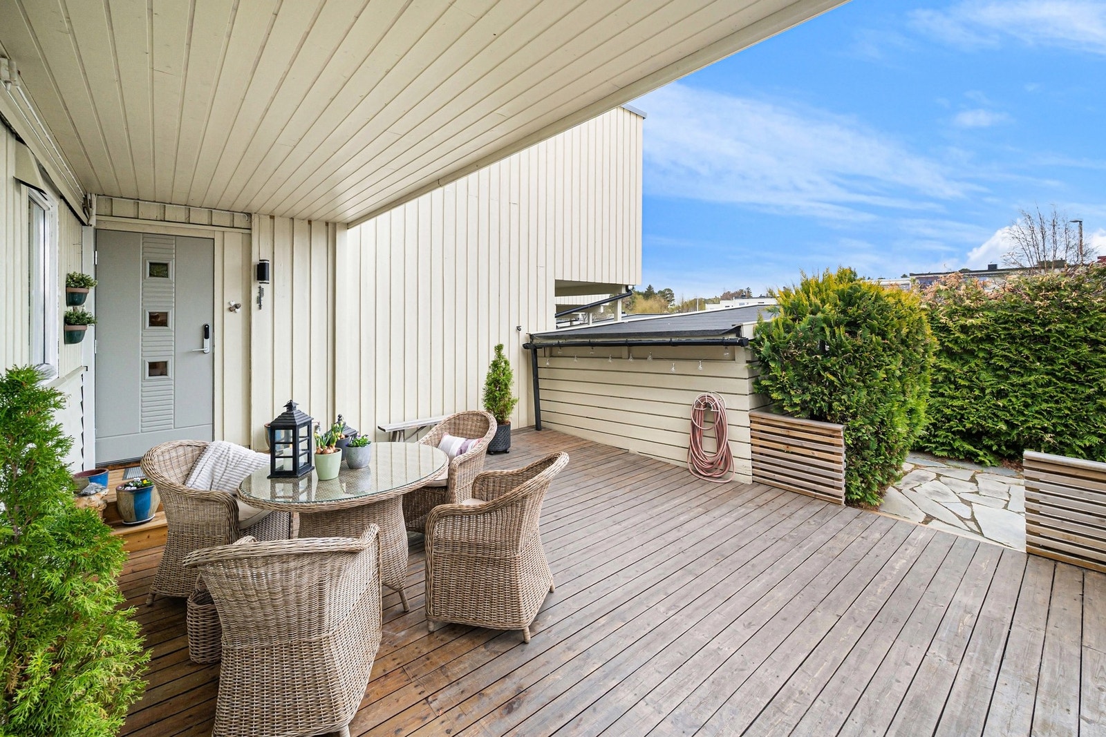 Ved inngangspartiet har man en flott terrasse på hele 30m². Galleribilde