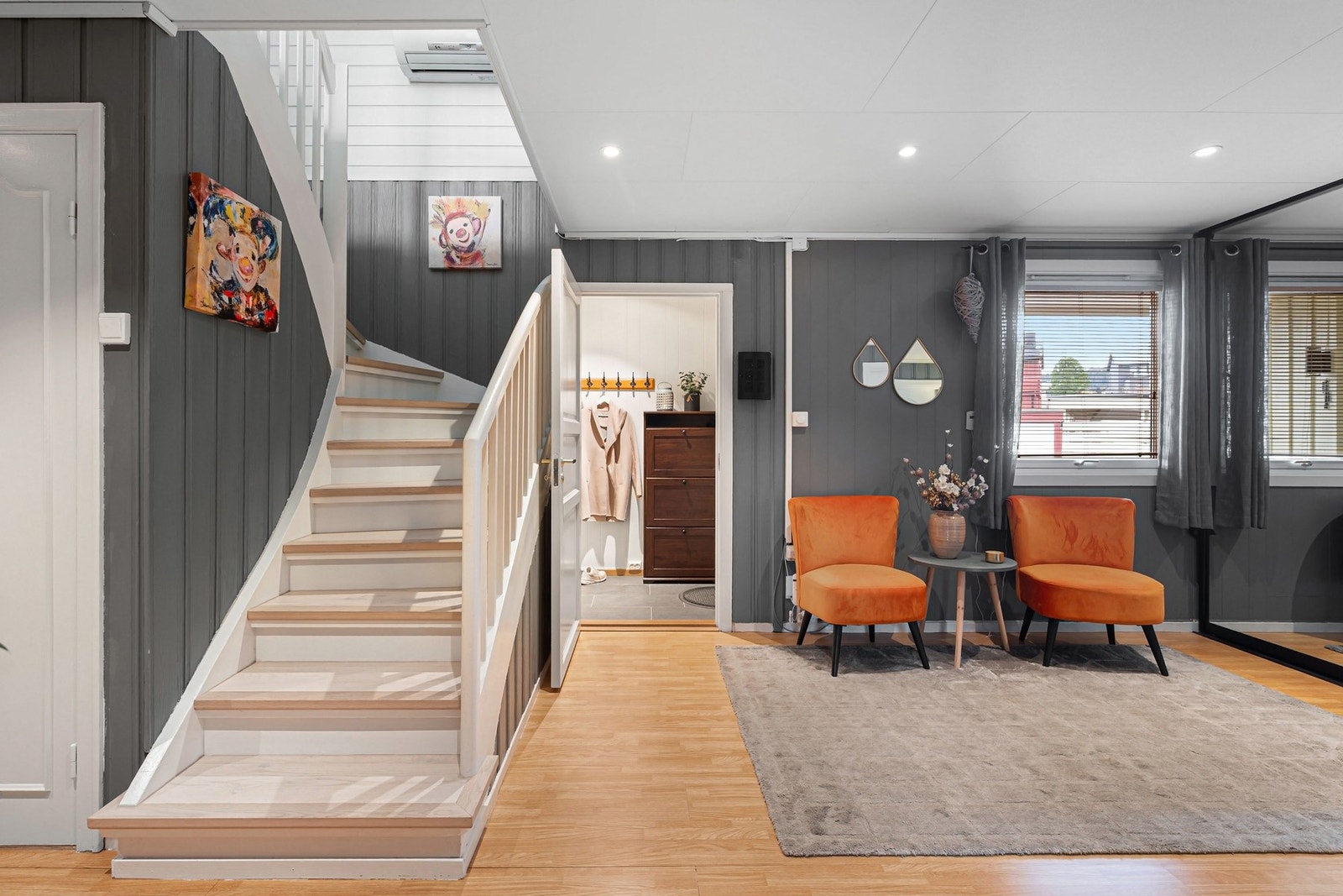 Videre kommer man inn til en stor gang på hele 21,6m². Galleribilde