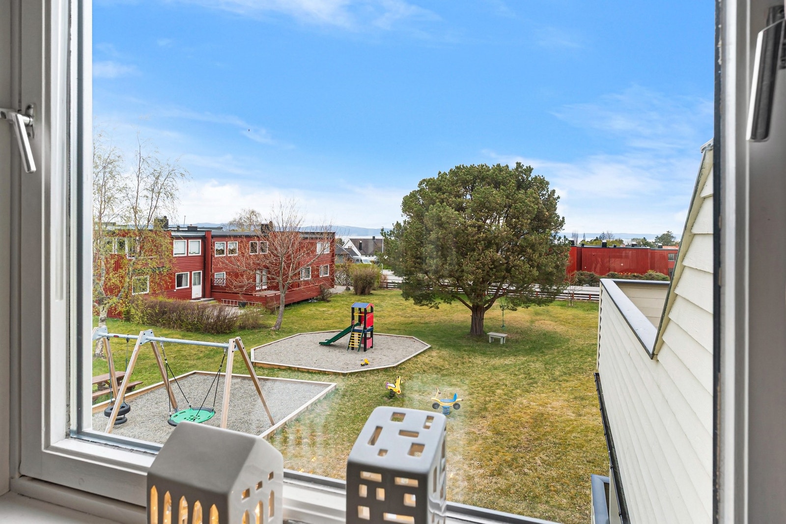 Fra kjøkkenet har man utsikt mot de flotte fellesområdene som fritt kan disponeres av huseierne i velforeningen. Galleribilde