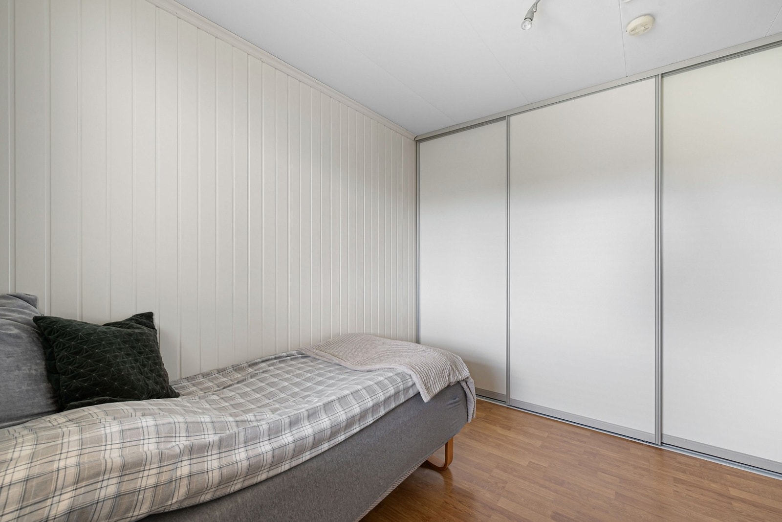 Rommet har en fleksibel løsning og kan brukes som både kontor og soverom. Skyvedørsgarderobe som medfølger handelen. Galleribilde