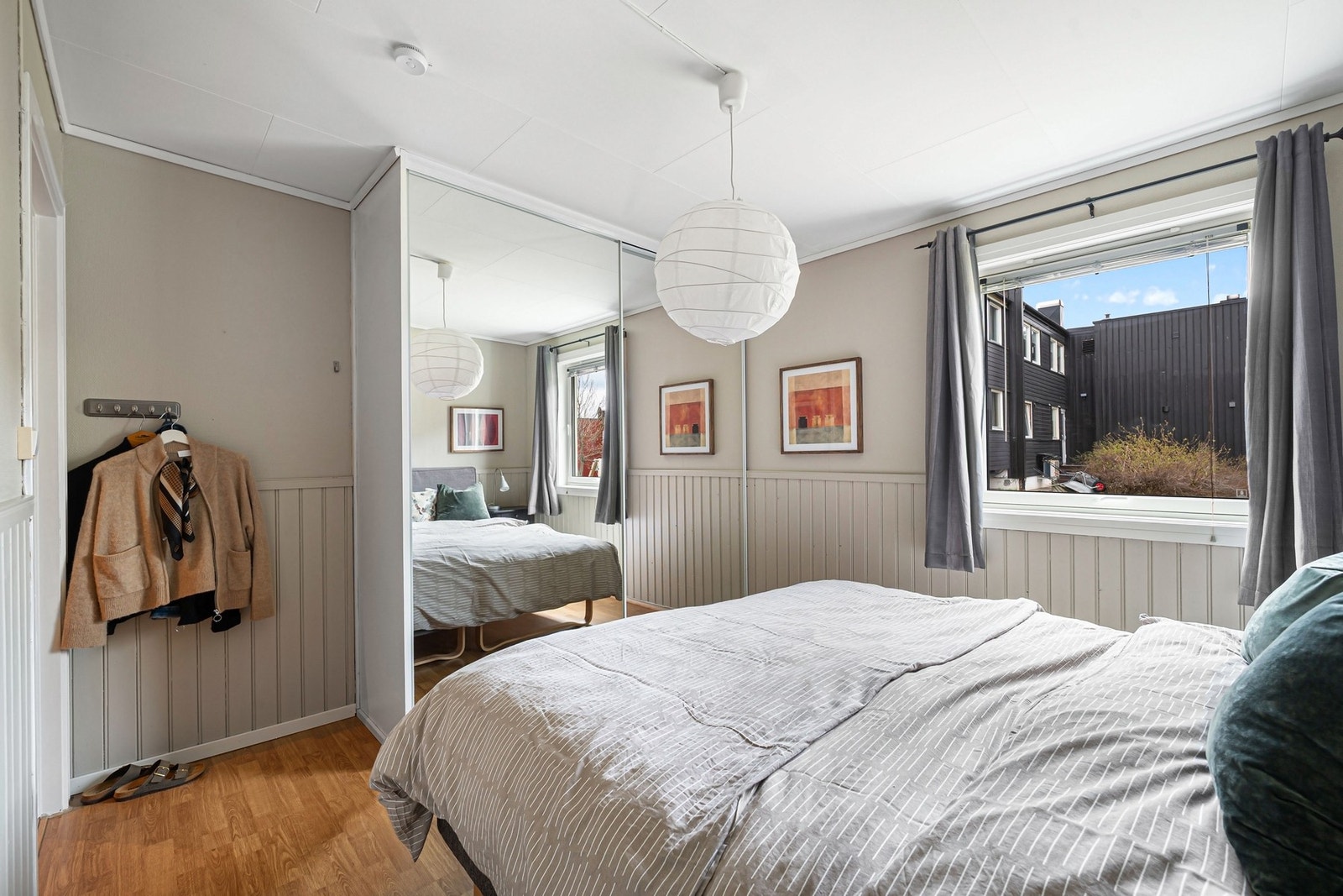 Her har man god plass til dobbeltseng og ønsket garderobeløsning. Galleribilde