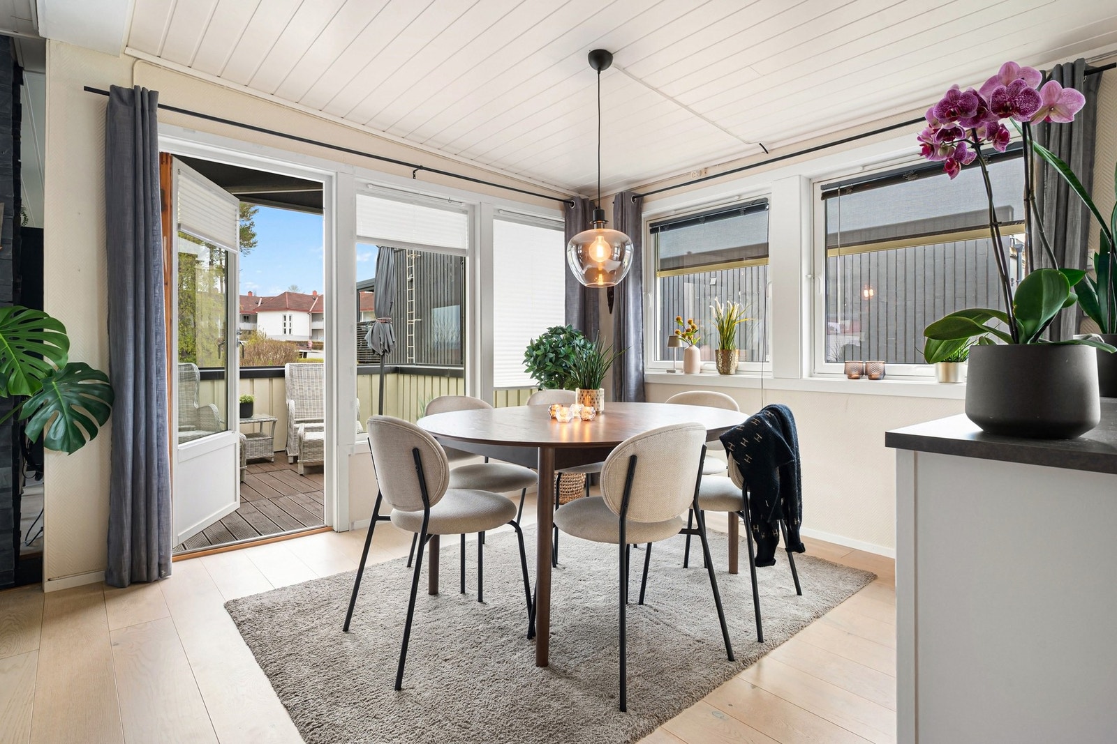 Fra det ene spiseområde har man utgang til en herlig veranda. Galleribilde