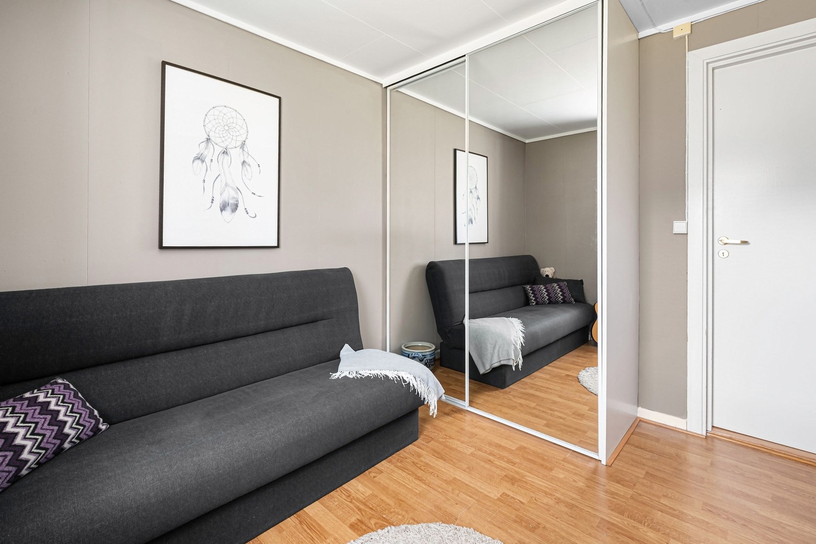 Her har man god plass til ønsket soveromsmøblement. Skyvedørsgarderobe som medfølger handelen. Galleribilde