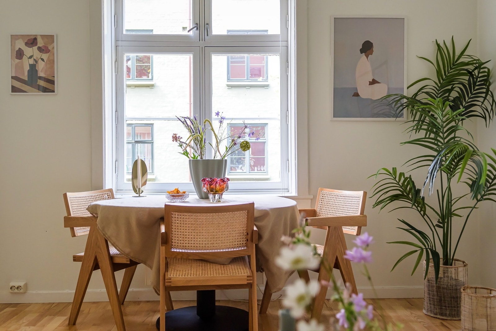 Det er god plass til spisestuebord Galleribilde