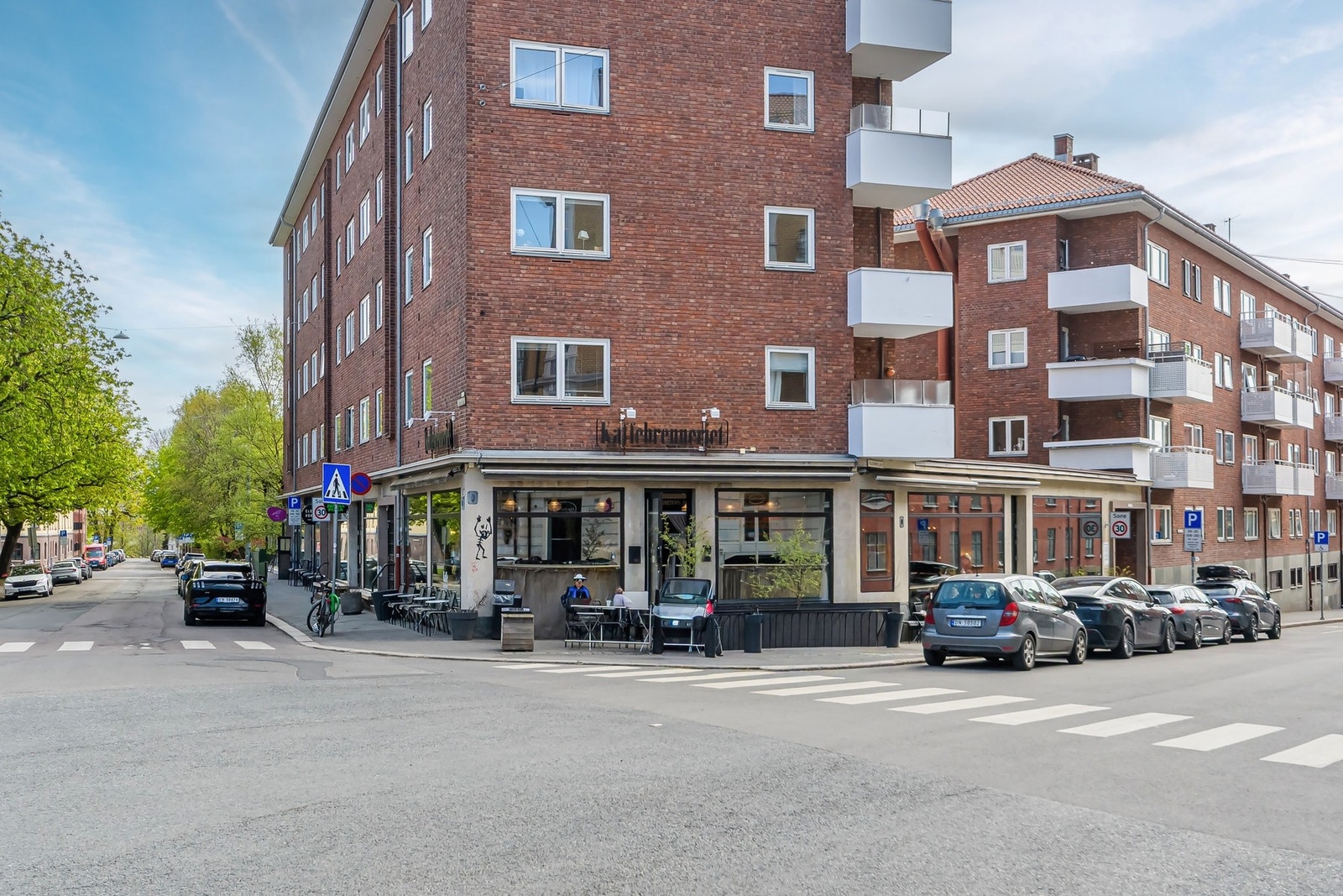 Morgenkaffen får du på Kaffebrenneriet rett ved leiligheten Galleribilde