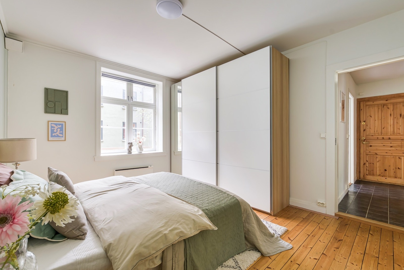 God plass til garderobeskap Galleribilde