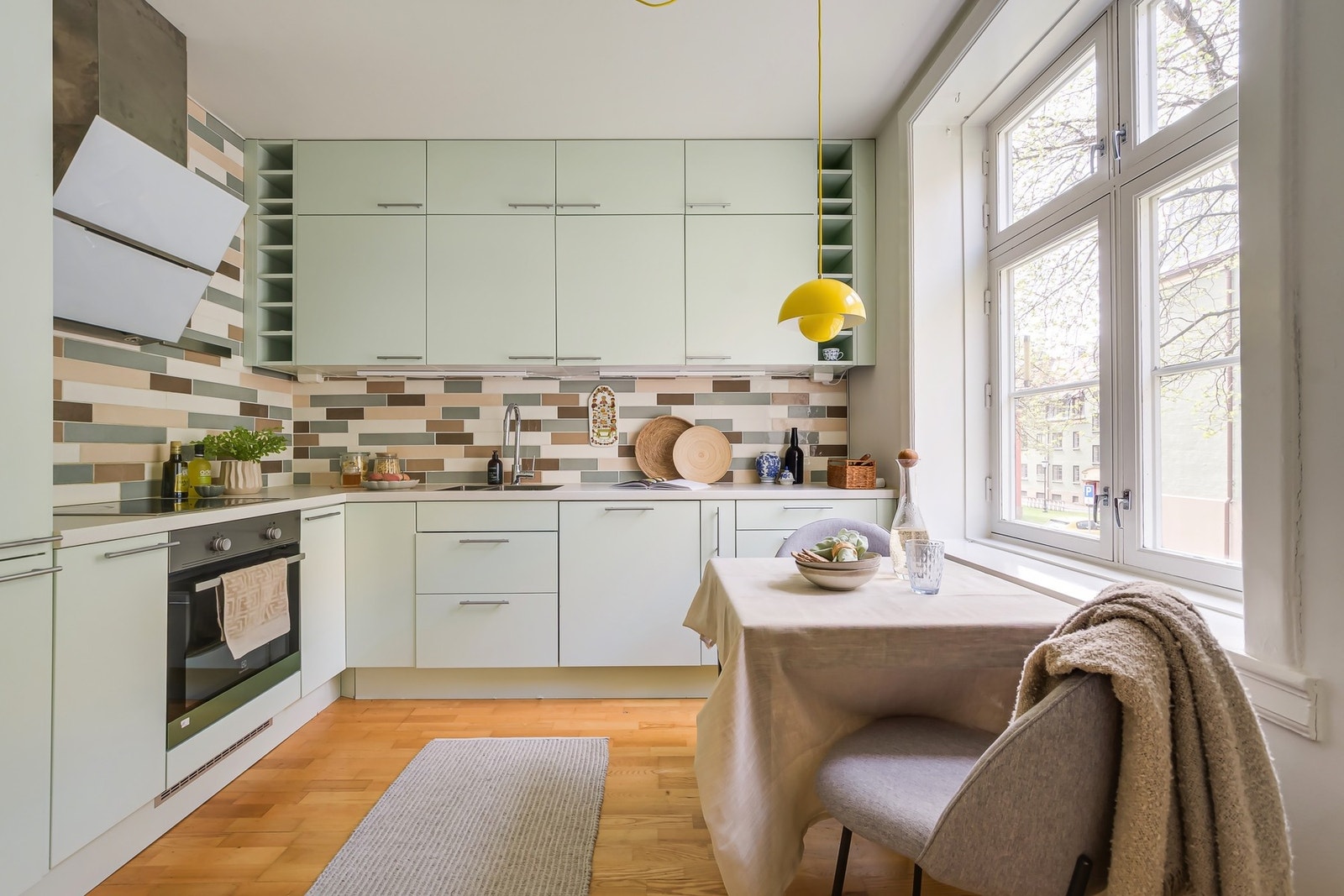 Store vindusflater slipper inn godt med naturlig lys Galleribilde
