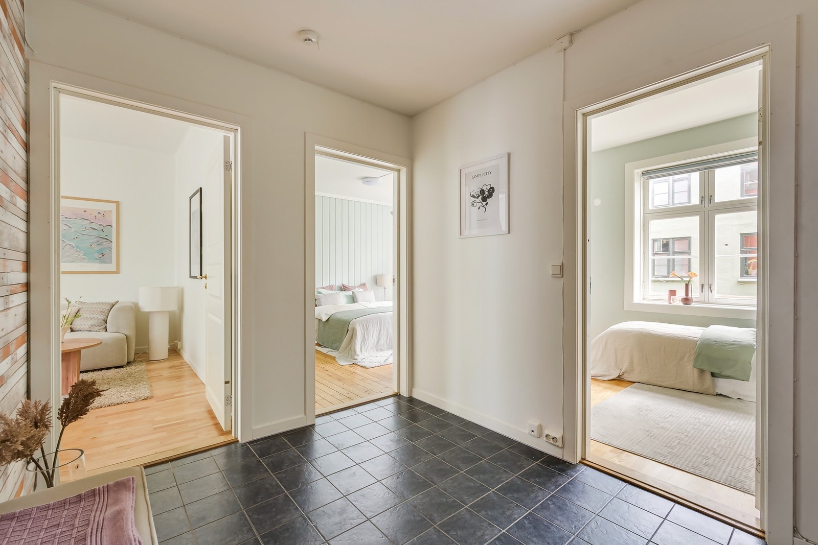 Leiligheten disponerer også 1 kjellerbod og 2 lofstboder Galleribilde