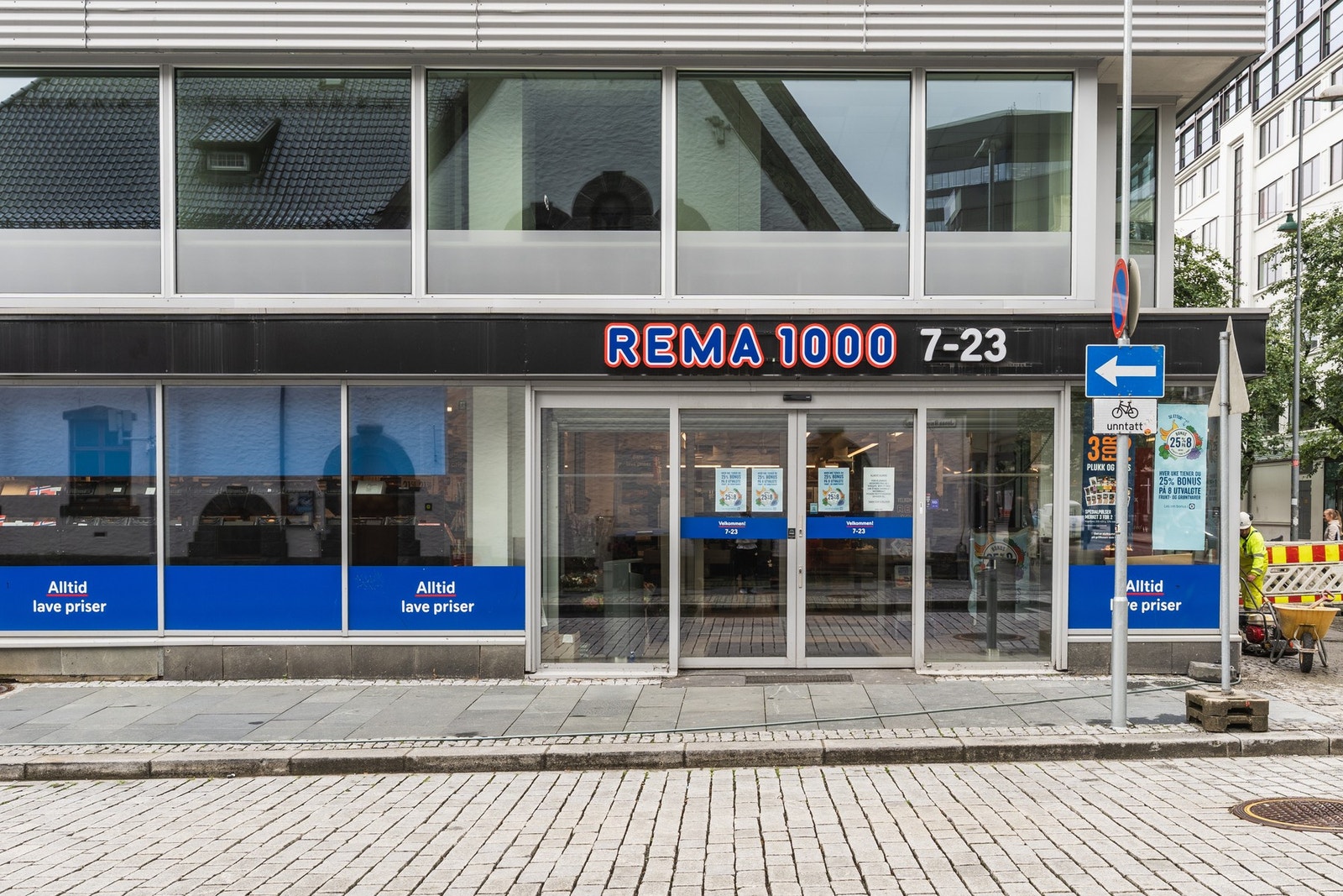 Dagligvarehandelen kan enkelt gjøres på Rema 1000, Coop Extra, Kiwi eller Matkroken. Galleribilde