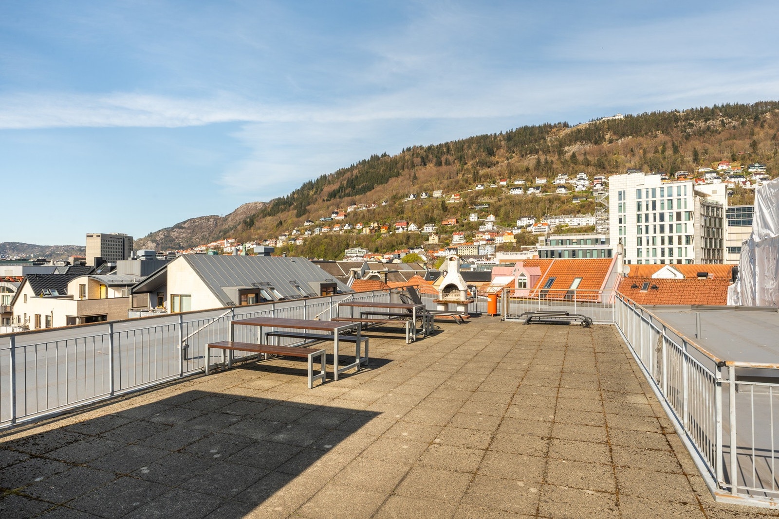Sameiet består av 32 seksjoner, har felles sykkelbod og treningsrom. Galleribilde