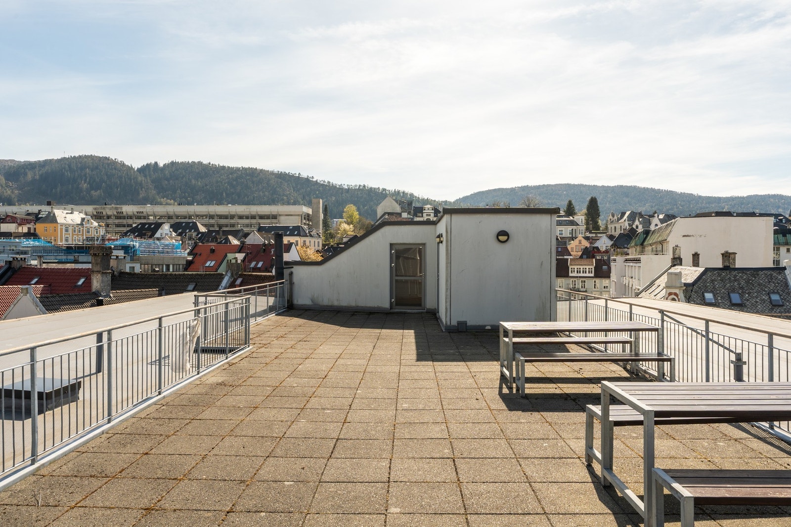 Nyt solfylte dager på sameiets felles takterrasse. Galleribilde