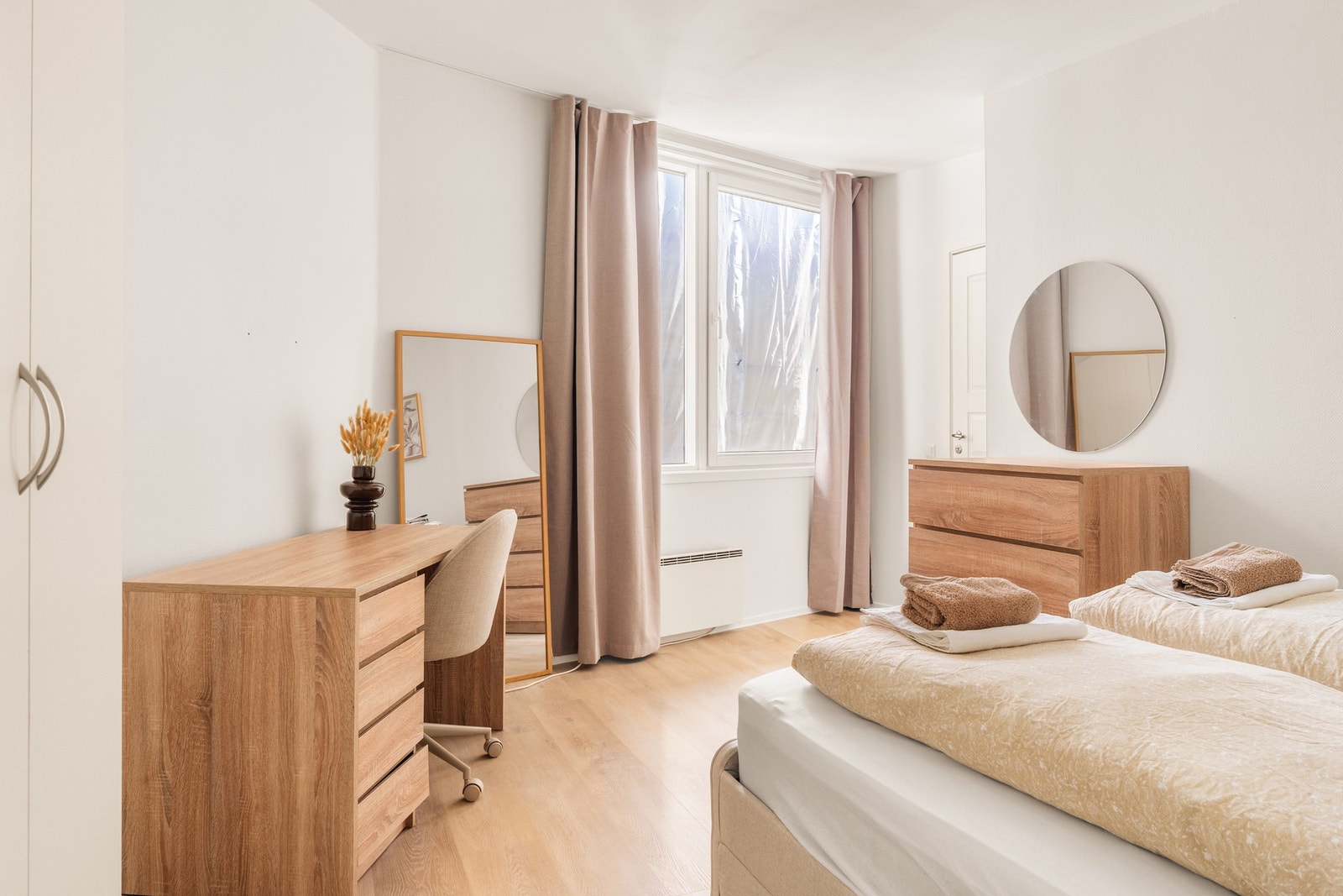 Begge rommene har plass til dobbeltseng, nattbord, garderobe og skrivebord. Galleribilde