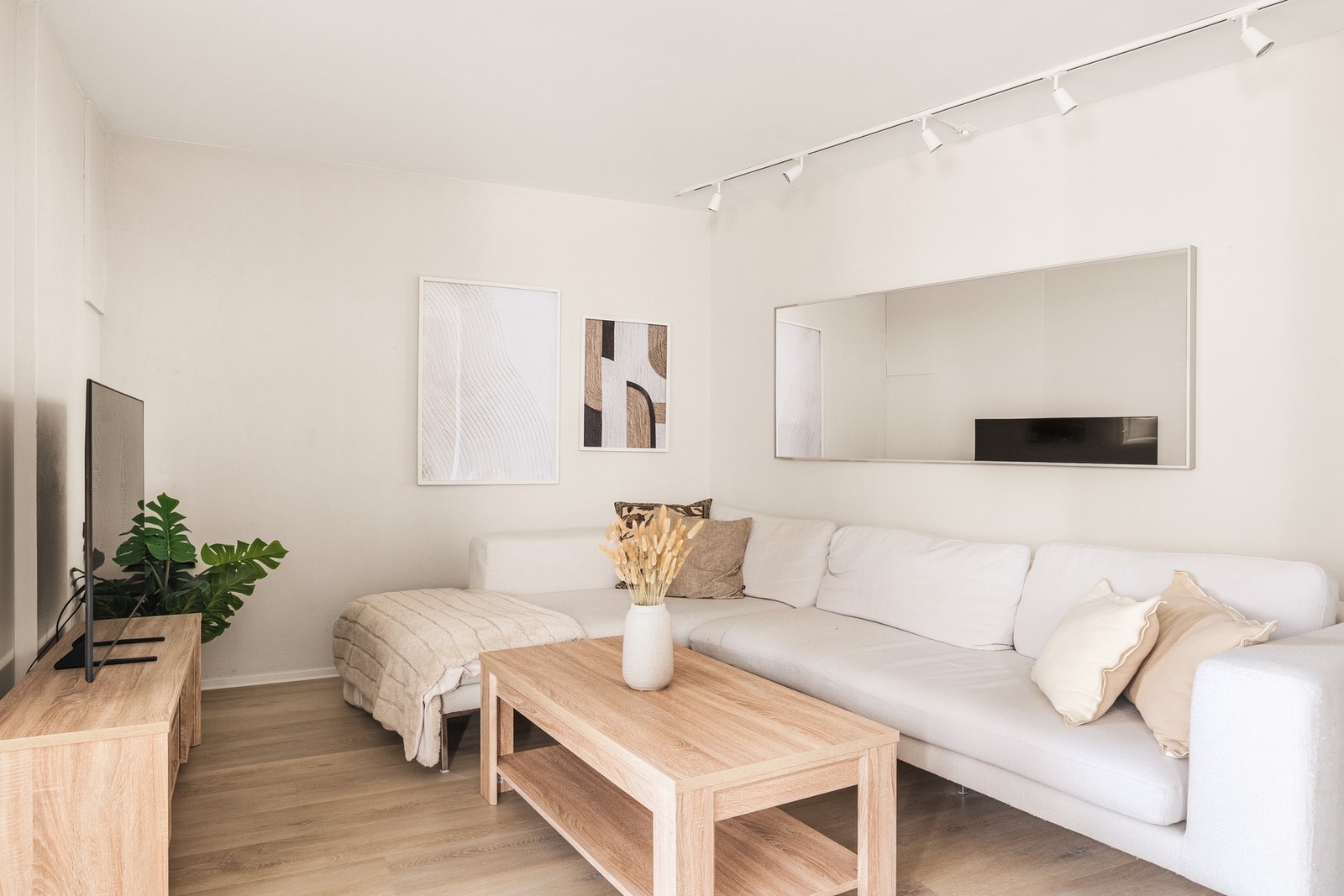 I stuen har du en naturlig plass til sofaen og mediemøblement. Galleribilde