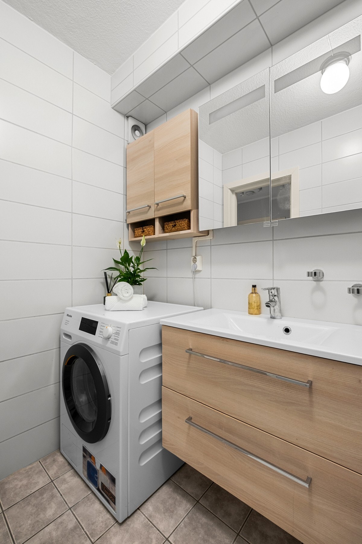 Det er opplegg for vaskemaskin på badet Galleribilde