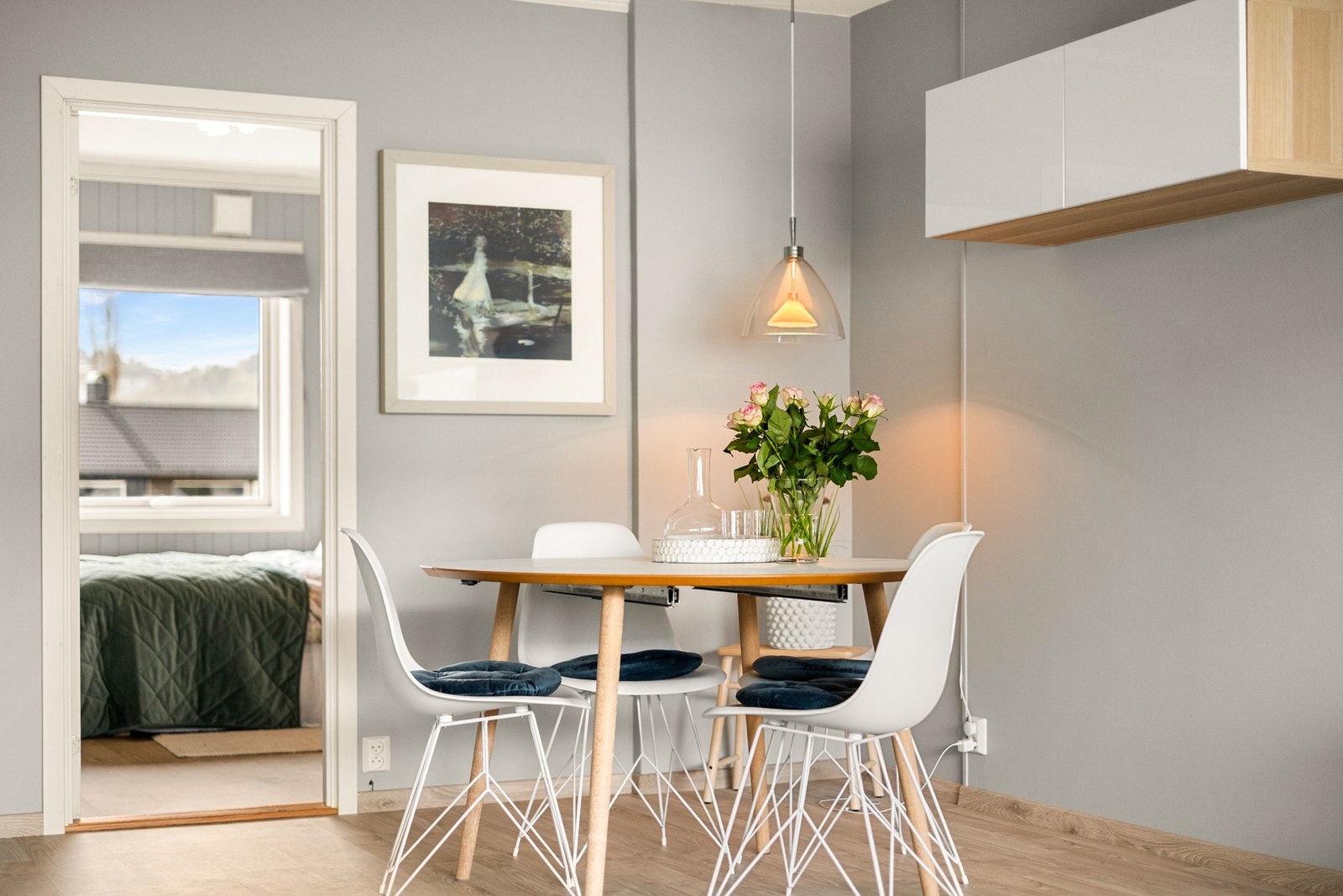 Her er det god plass til ønsket spisebord, hvor man kan nyte gode måltider i sosiale lag Galleribilde