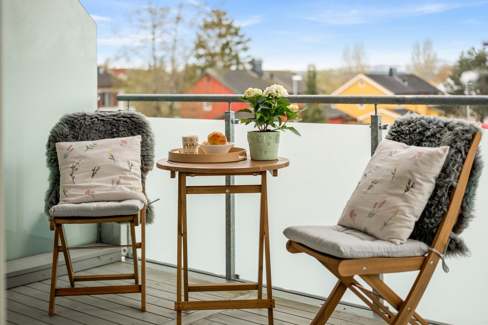 Fra balkongen har man fint utsikt over nærområdet rundt Galleribilde