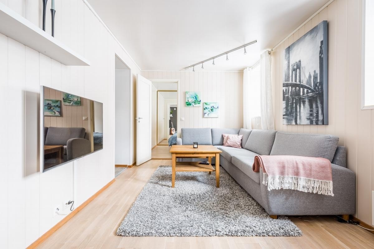 Leiligheten holder fin standard og du får her innbydende stue med gode møbleringsmuligheter.