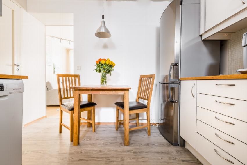 Plass til hyggelig spisebord på kjøkken.