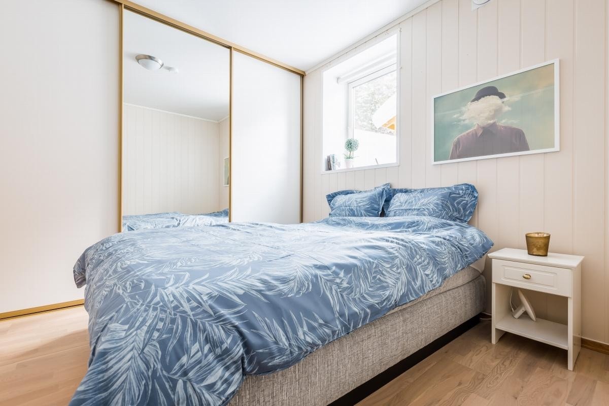 Hovedsoverom med stor skyvedørsgarderobe.