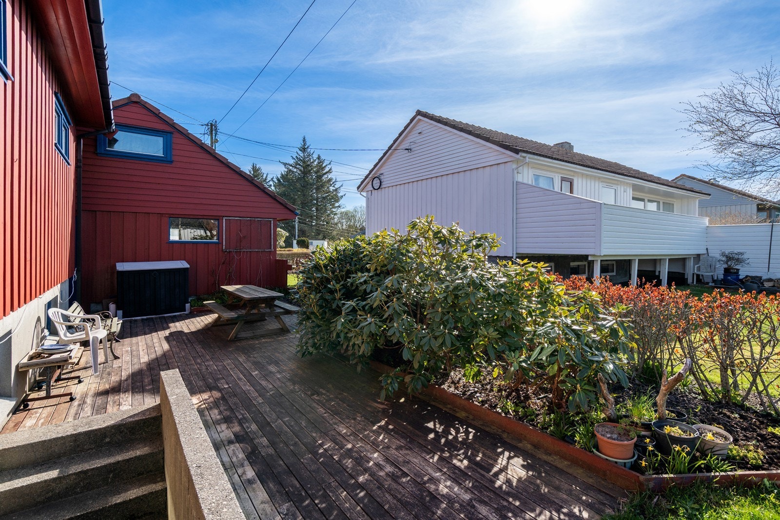 Herlig og lun terrasse på sørsiden av boligen. Tilkomst til kjelleretasje og garasje herfra. Galleribilde