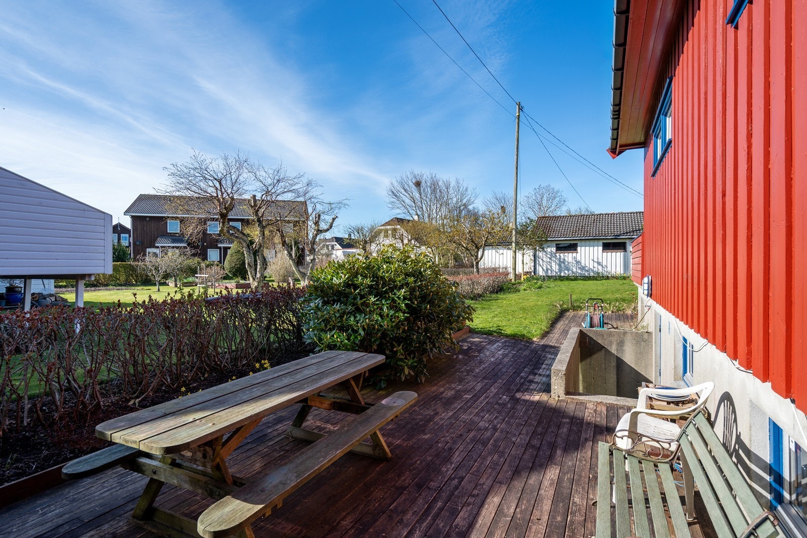 Fin og lun terrasse på sørsiden. Inngang til det store rommet i kjelleren. Galleribilde