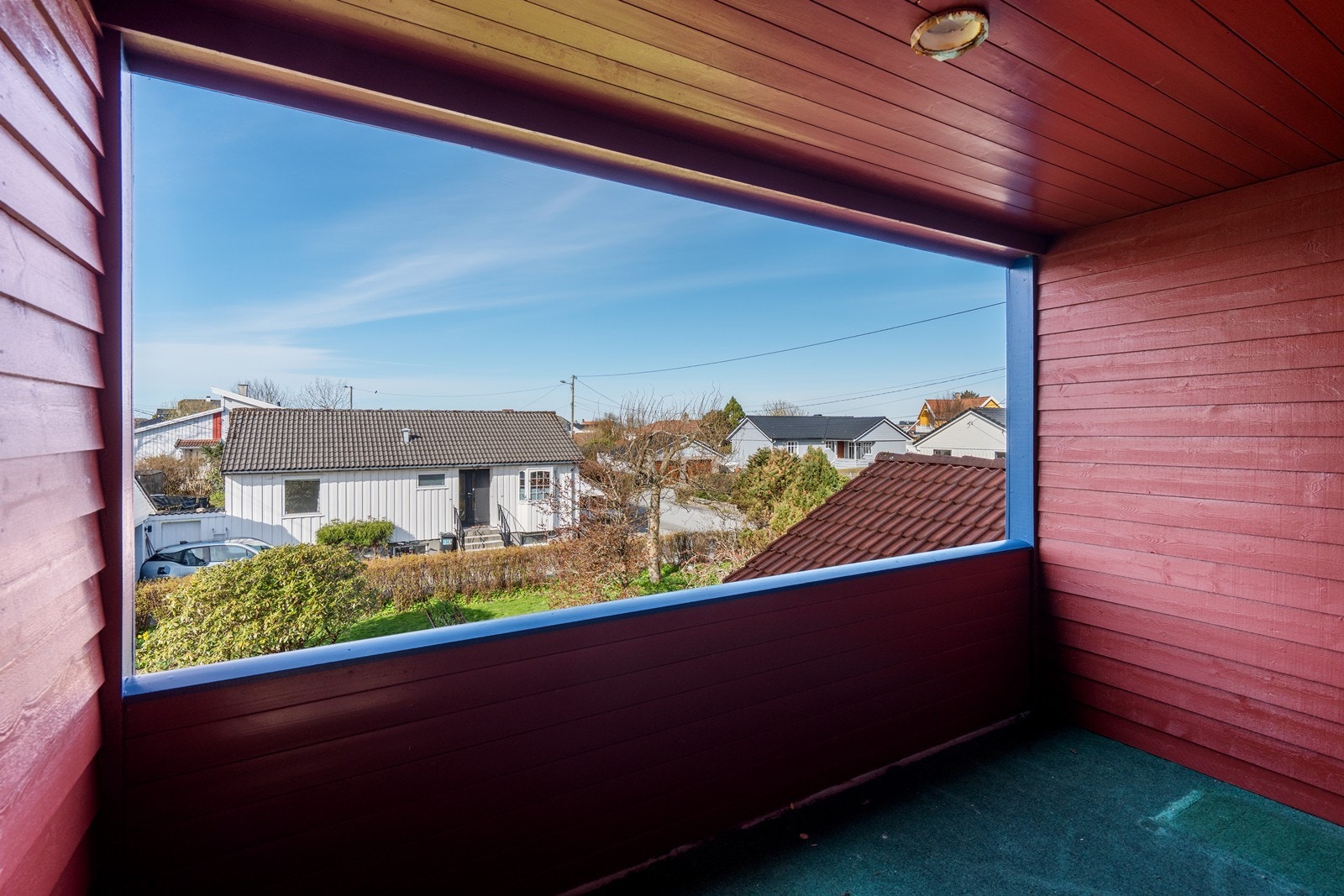 Overbygd vestvendt terrasse hvor man kan nyte solnedgangen. Galleribilde
