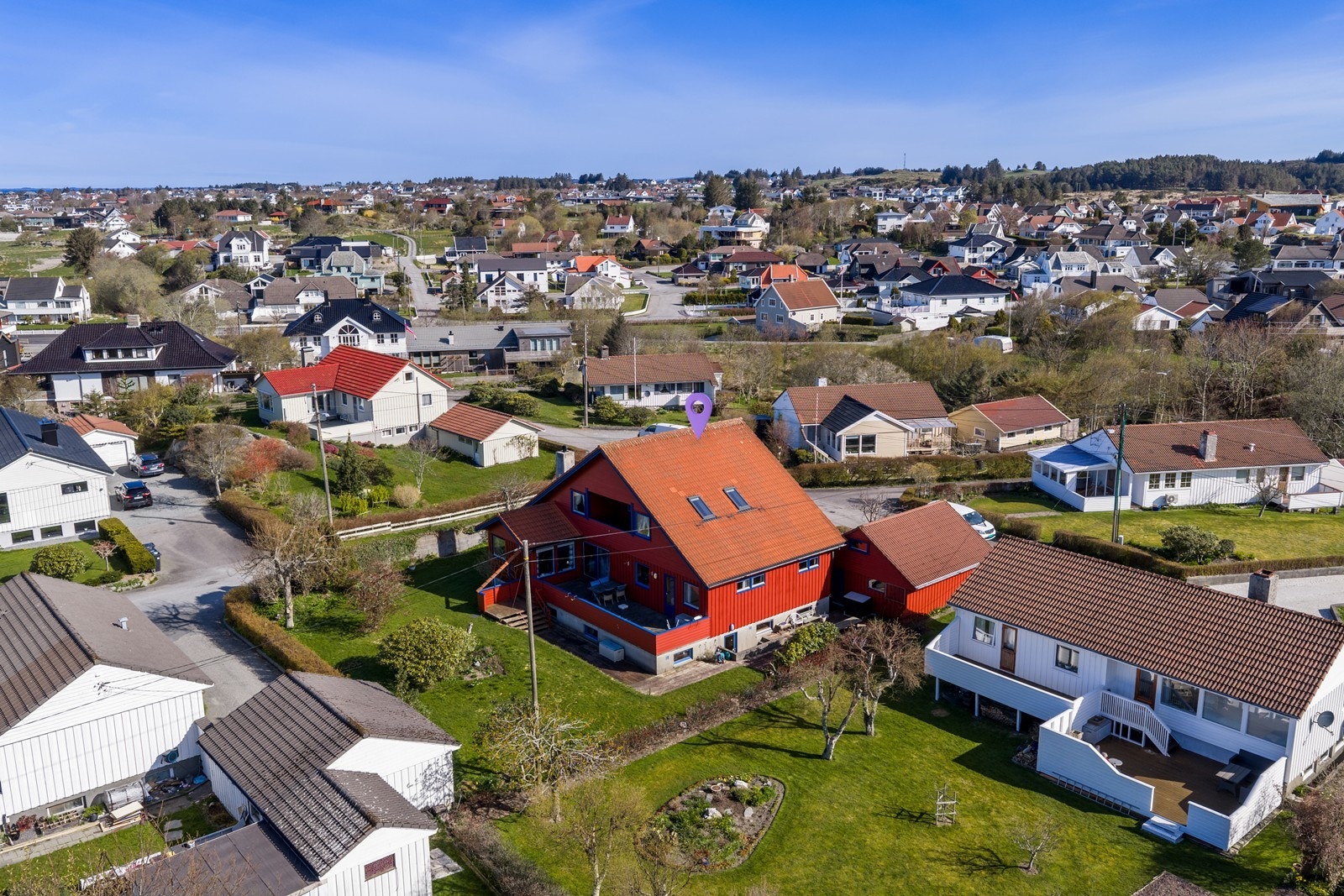 God og romslig tomt med kjekk hage. Galleribilde