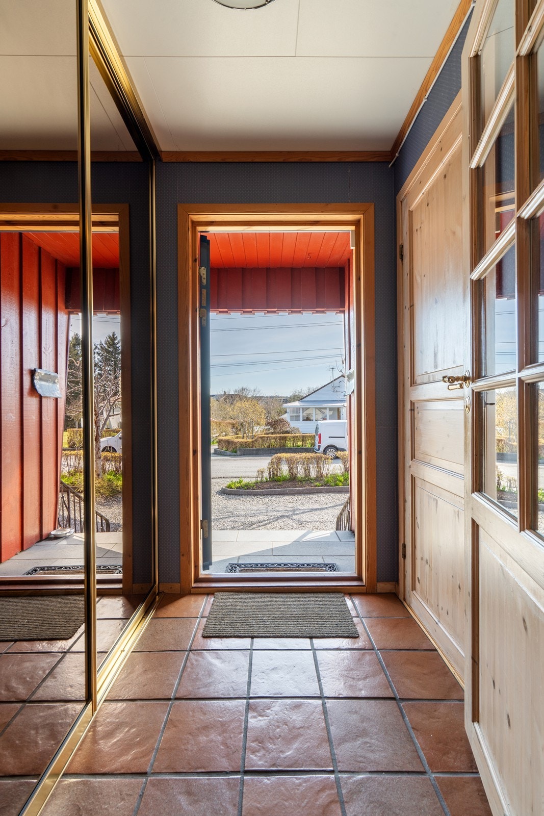 Entré med skyvedørsgarderobe. Galleribilde