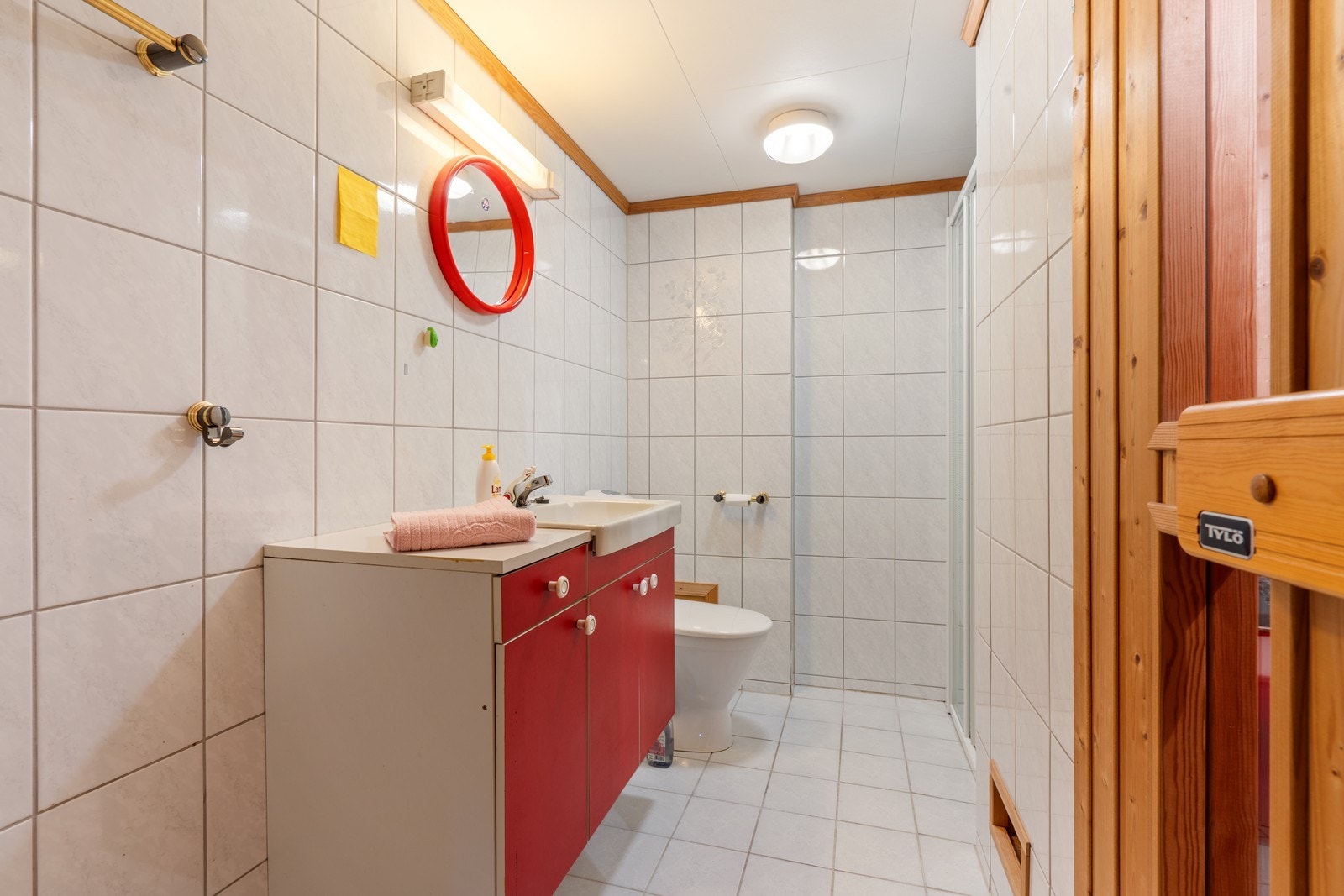 Helfliset baderom i kjelleretasje m/ badstue. Varmekabler i gulv bad. Galleribilde