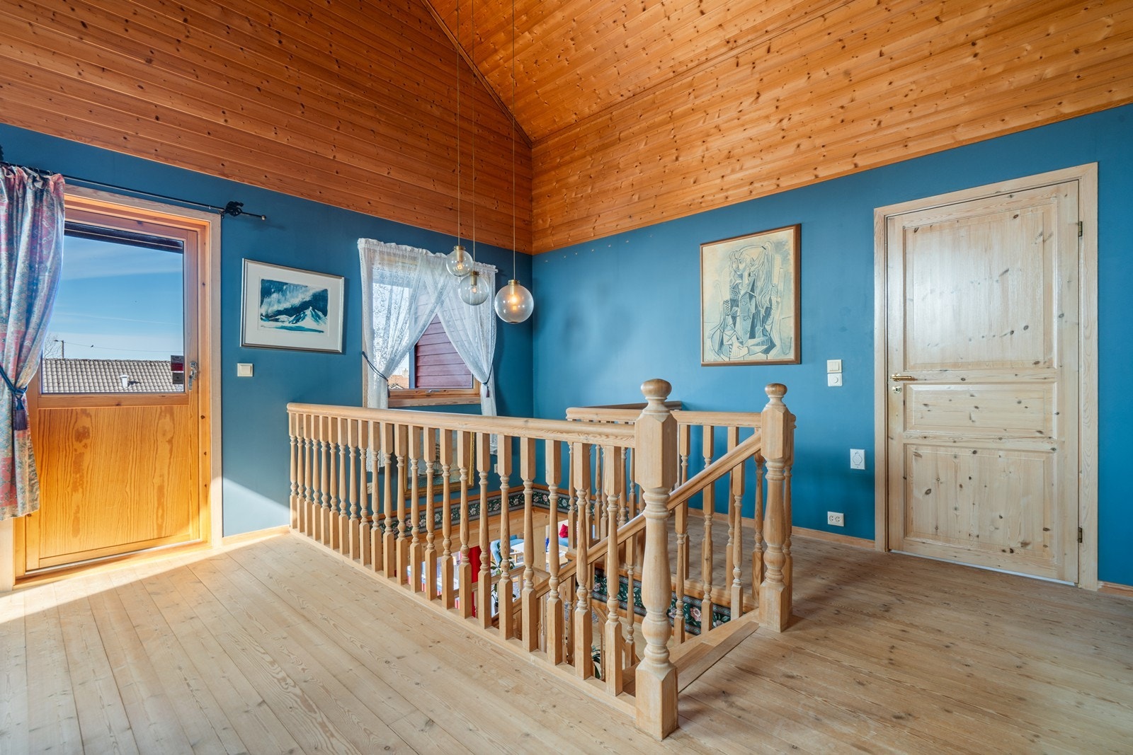 Loftsetasjen har svært god takhøyde. Tilkomst til overbygd vestvendt veranda via verandadør. Galleribilde
