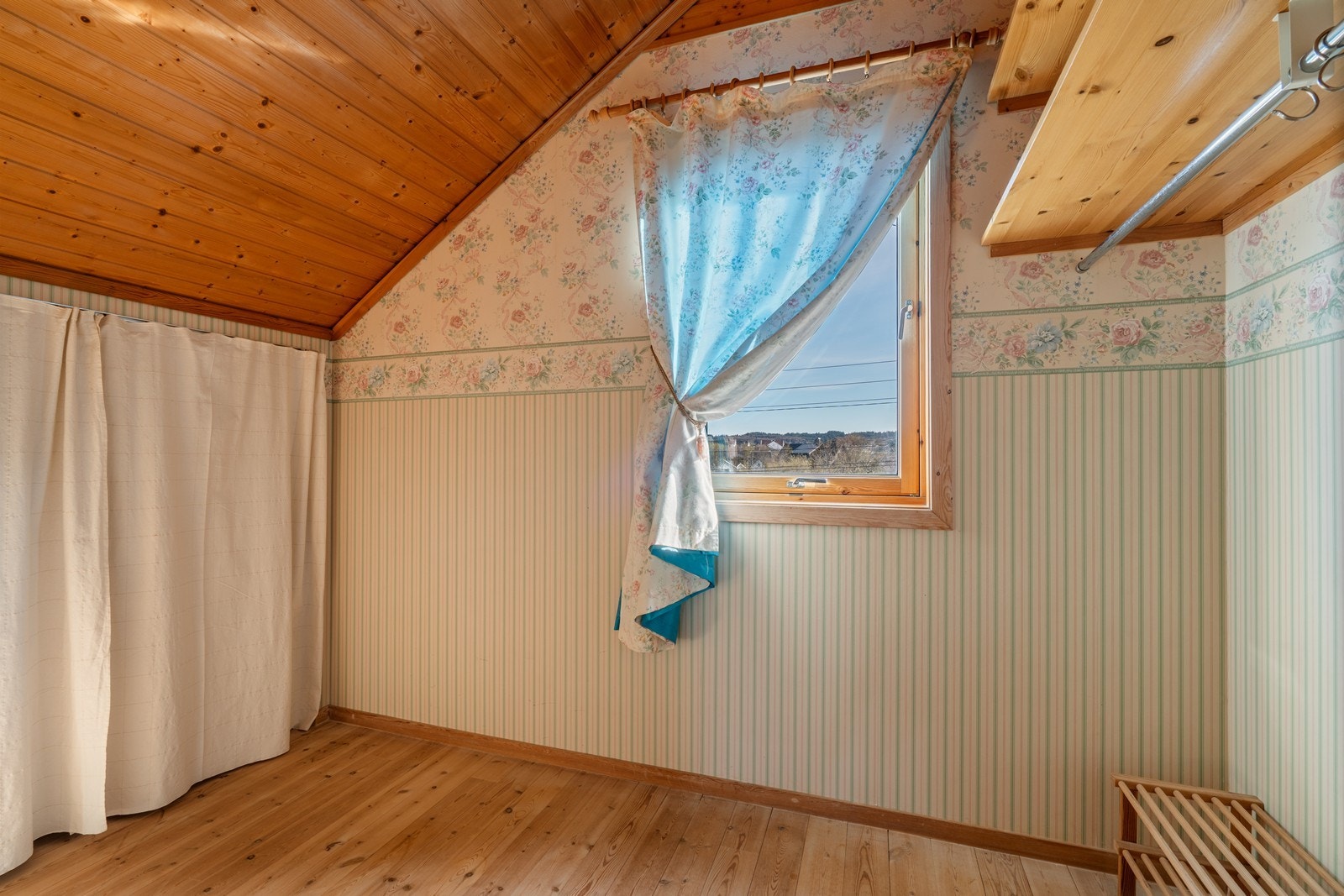 Walk-in garderobe tilknyttet soverom 1 i loftsetasjen. Galleribilde