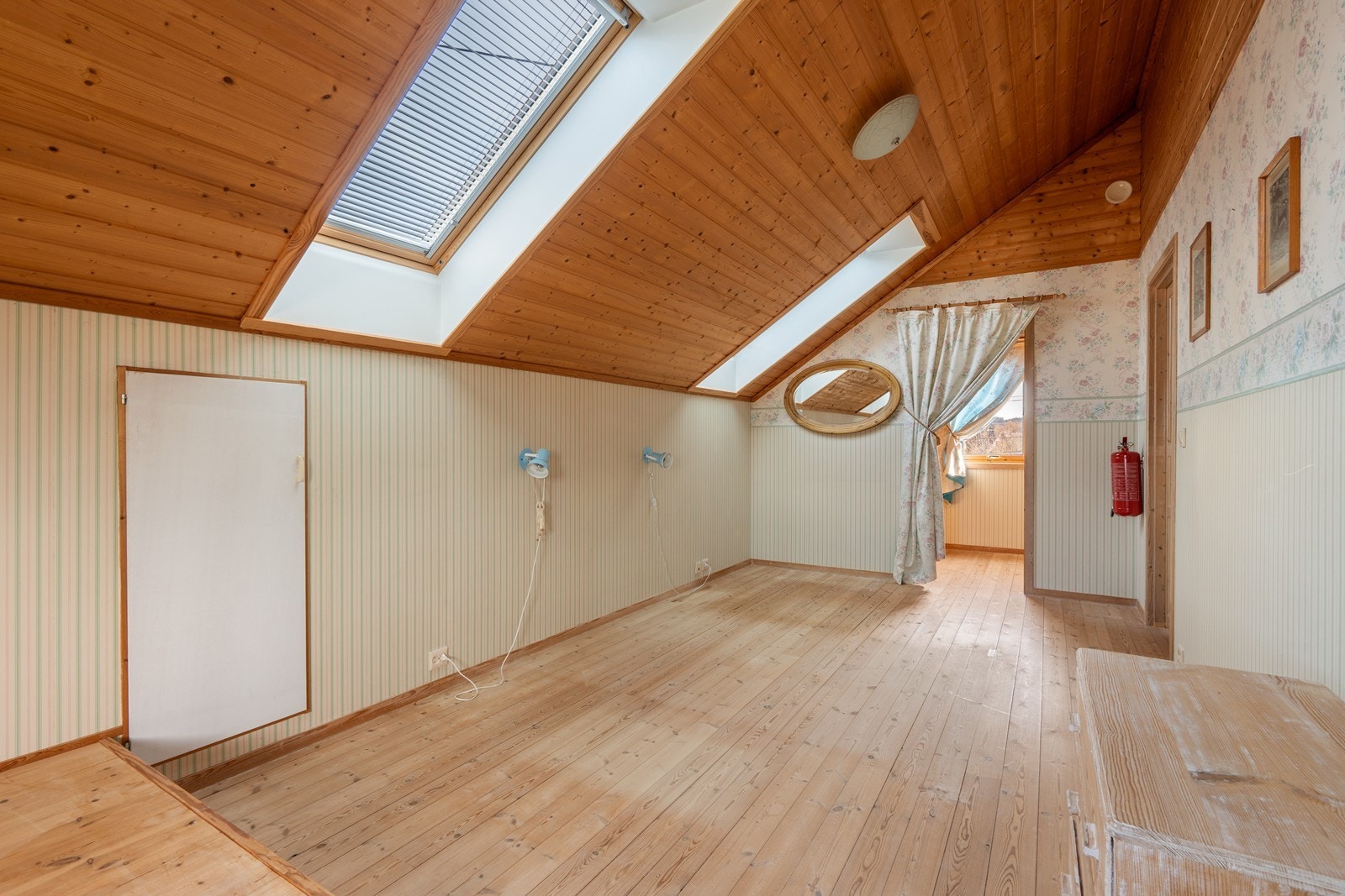 God størrelse på soverom 1 i loftsetasjen, med walk-in garderobe tilknyttet. Galleribilde