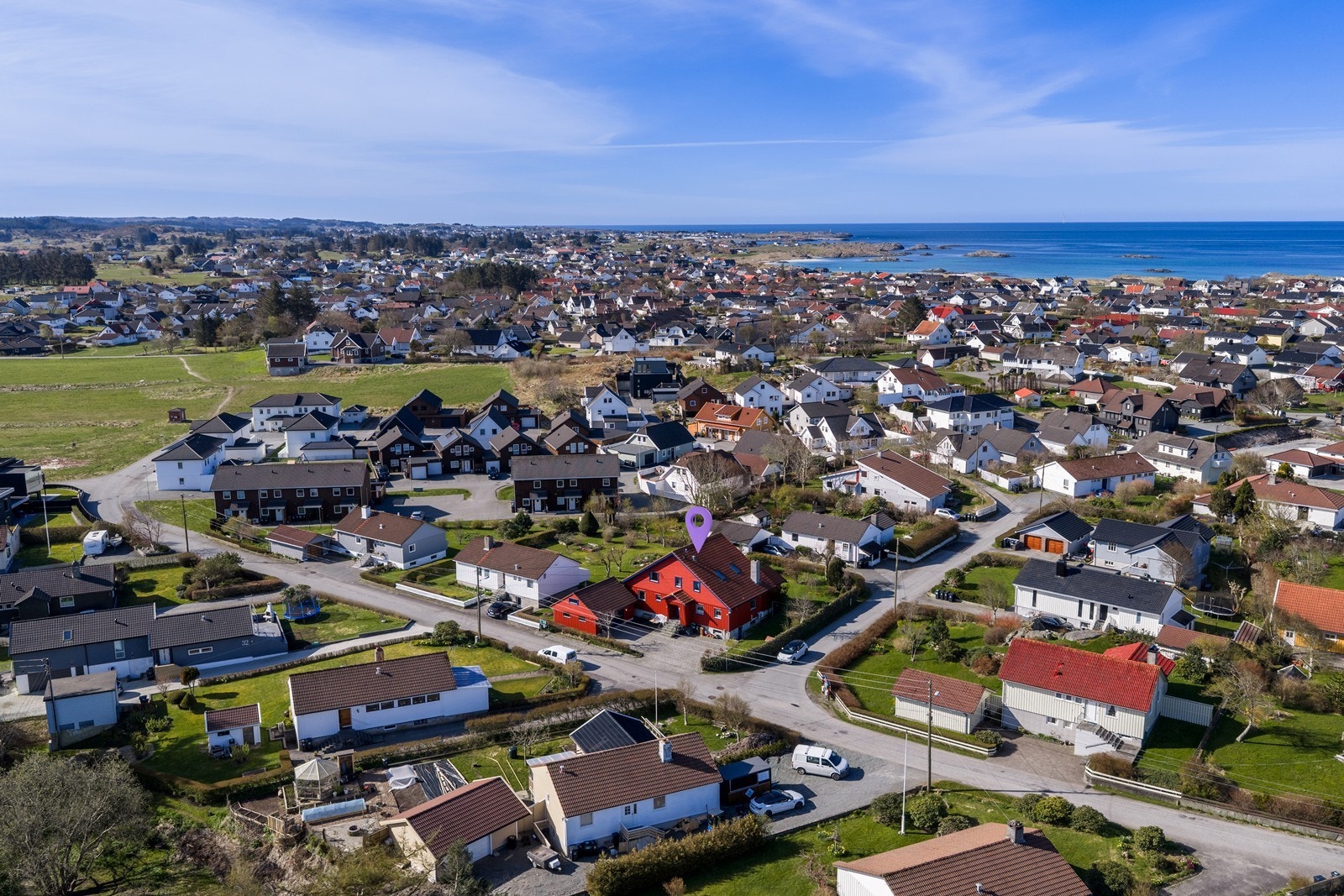 Boligen ligger i et etablert og attraktivt boligområde sentralt i Åkrehamn med hverdagslige fasiliteter innen kort gang avstand. Galleribilde