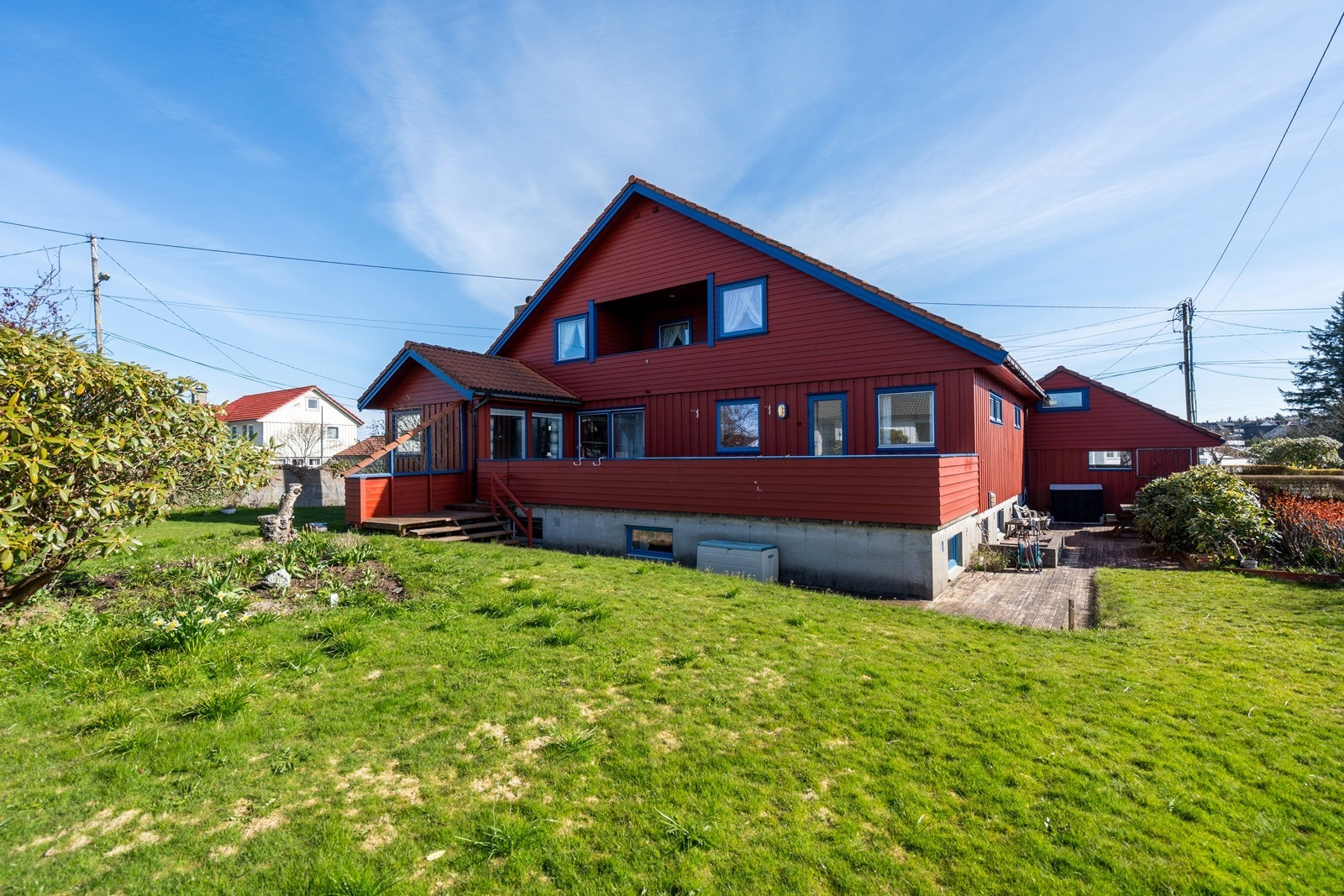 Herlig solrik hage. Galleribilde