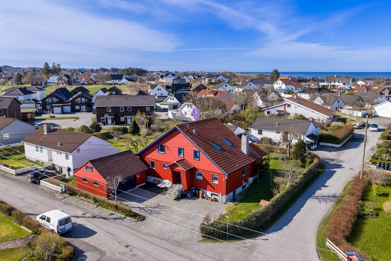 Eiendommen er pent opparbeidet med diverse beplanting, stor hage, god parkering i gardstun og dobbel garasje. Galleribilde