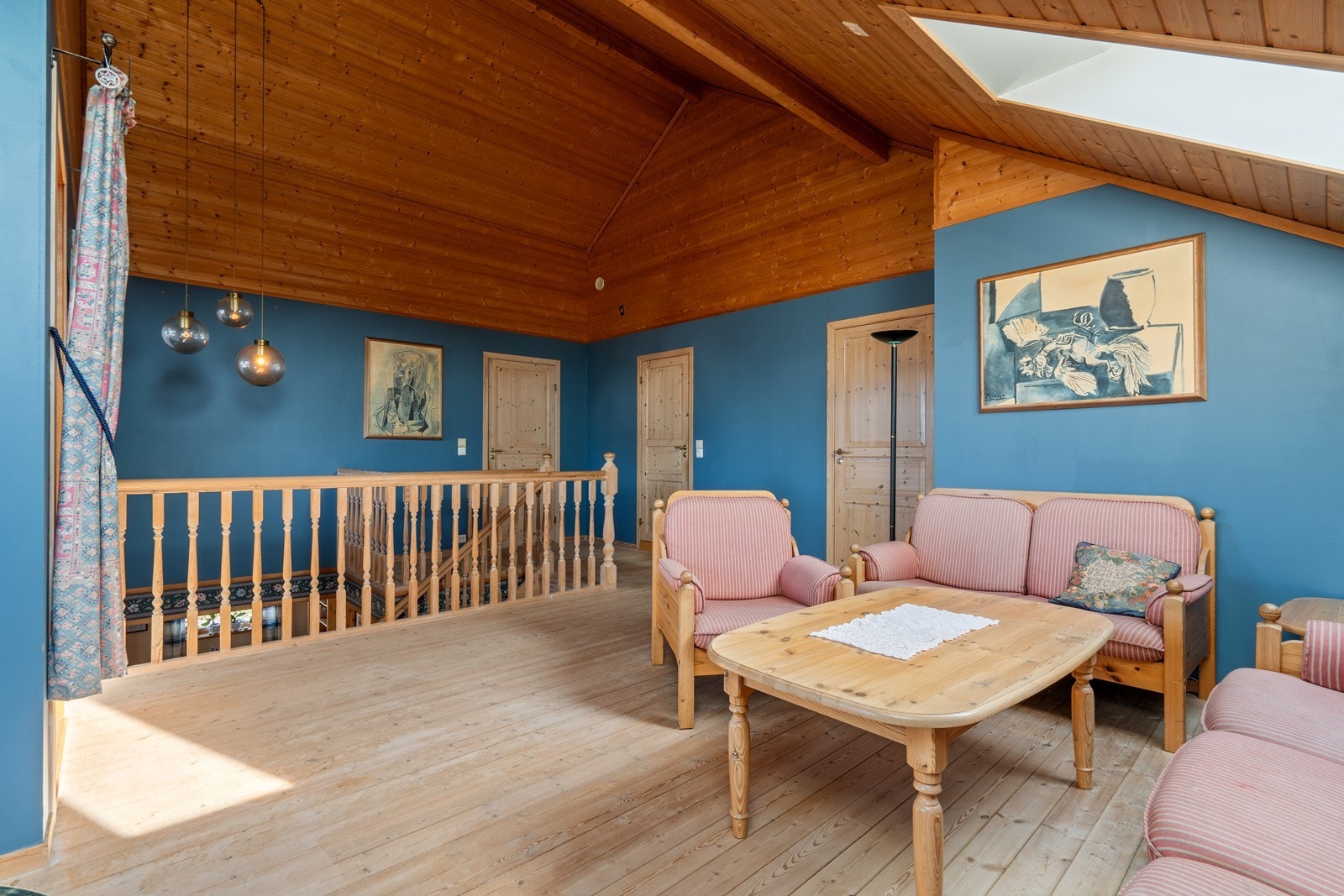 Luftig og kjekk loftstue. Rikelig med naturlig dagslys fra veranda dør, vindu og takvinduer. Galleribilde