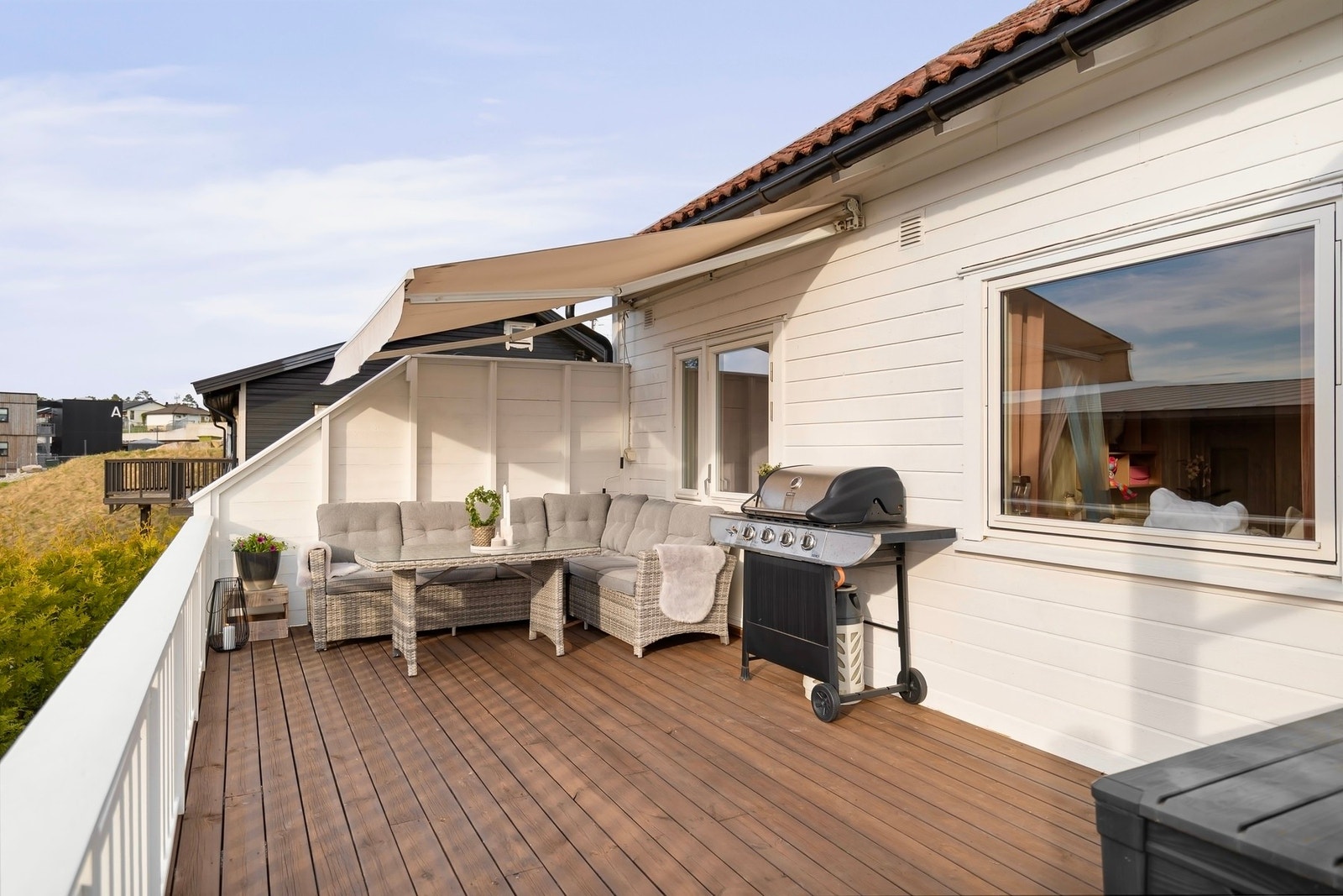 God plass til utemøblement. Perfekt med markise på de varmeste sommerdagene. Galleribilde