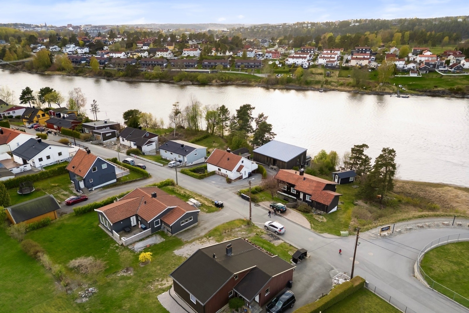 Boligen ligger i et populært og barnevennlig område på Hafslundsøy med Glomma som nærmeste nabo. Galleribilde